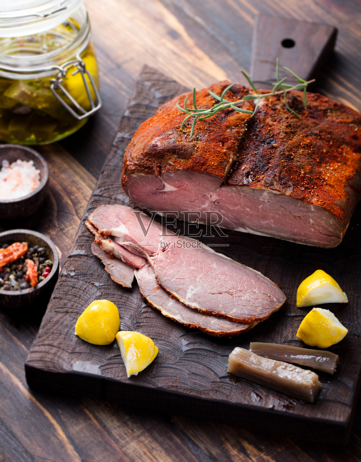 牛肉熏牛肉片，烤牛肉，慢炖，腌制橄榄油照片摄影图片