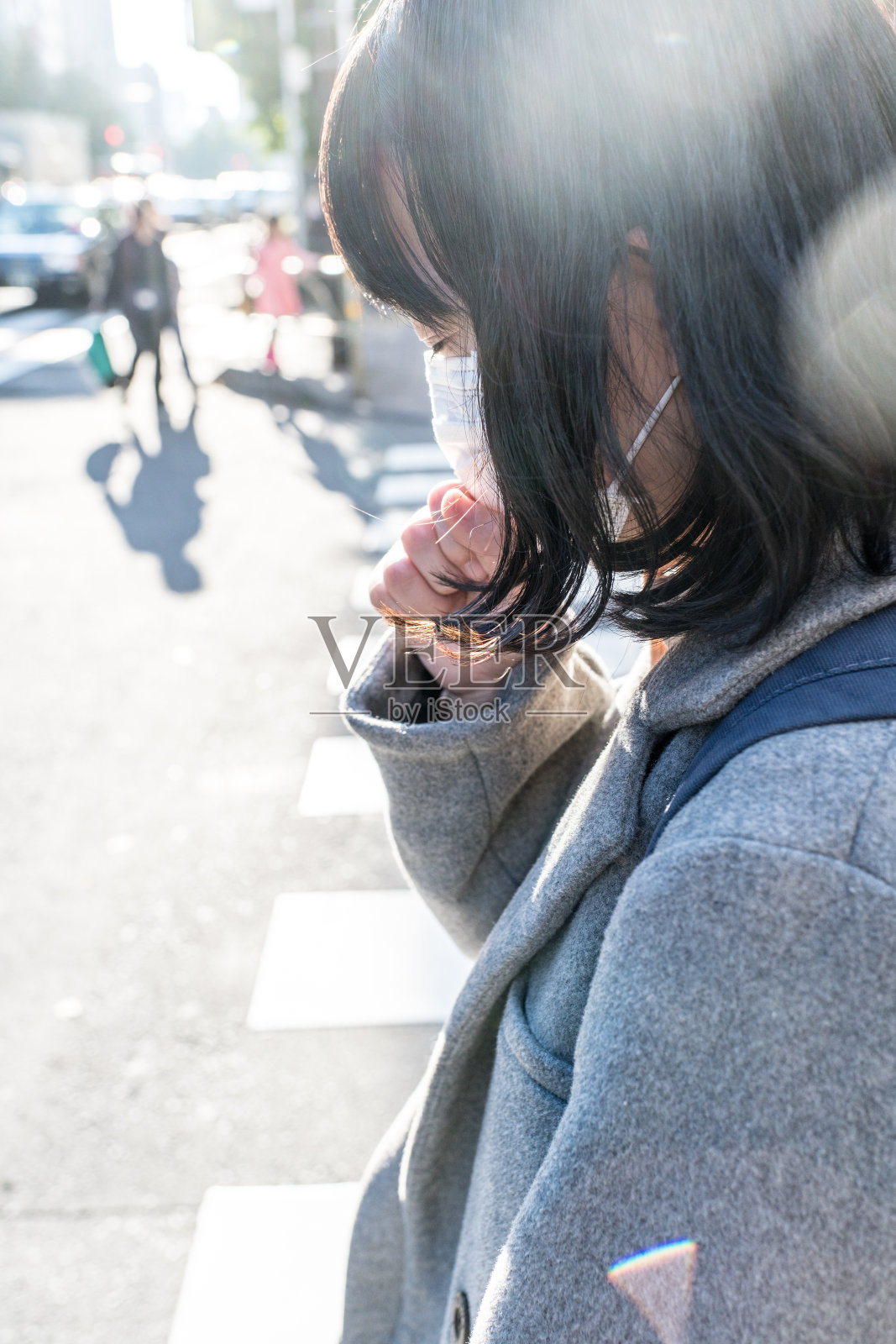 戴着口罩的女人在咳嗽照片摄影图片