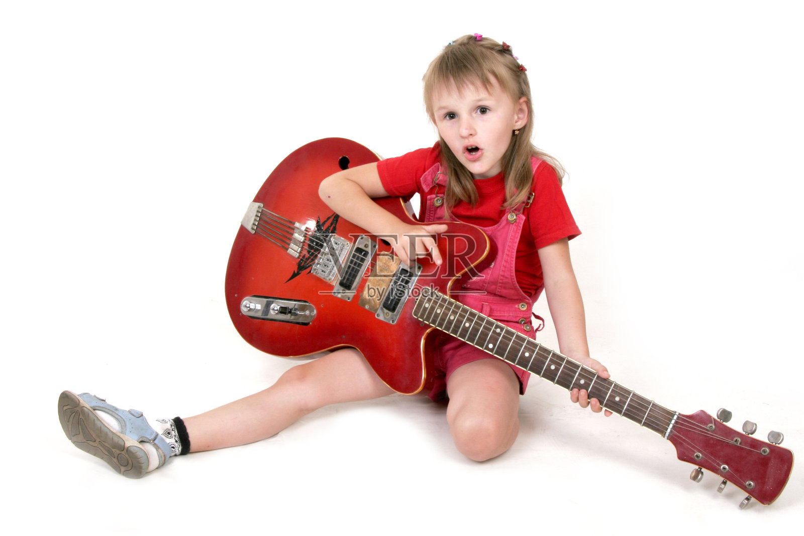 小女孩和吉他照片摄影图片