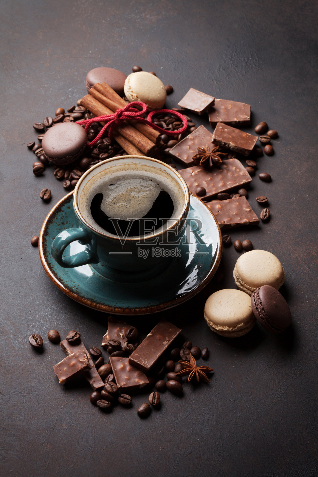 咖啡杯，巧克力和杏仁饼干放在旧餐桌上照片摄影图片