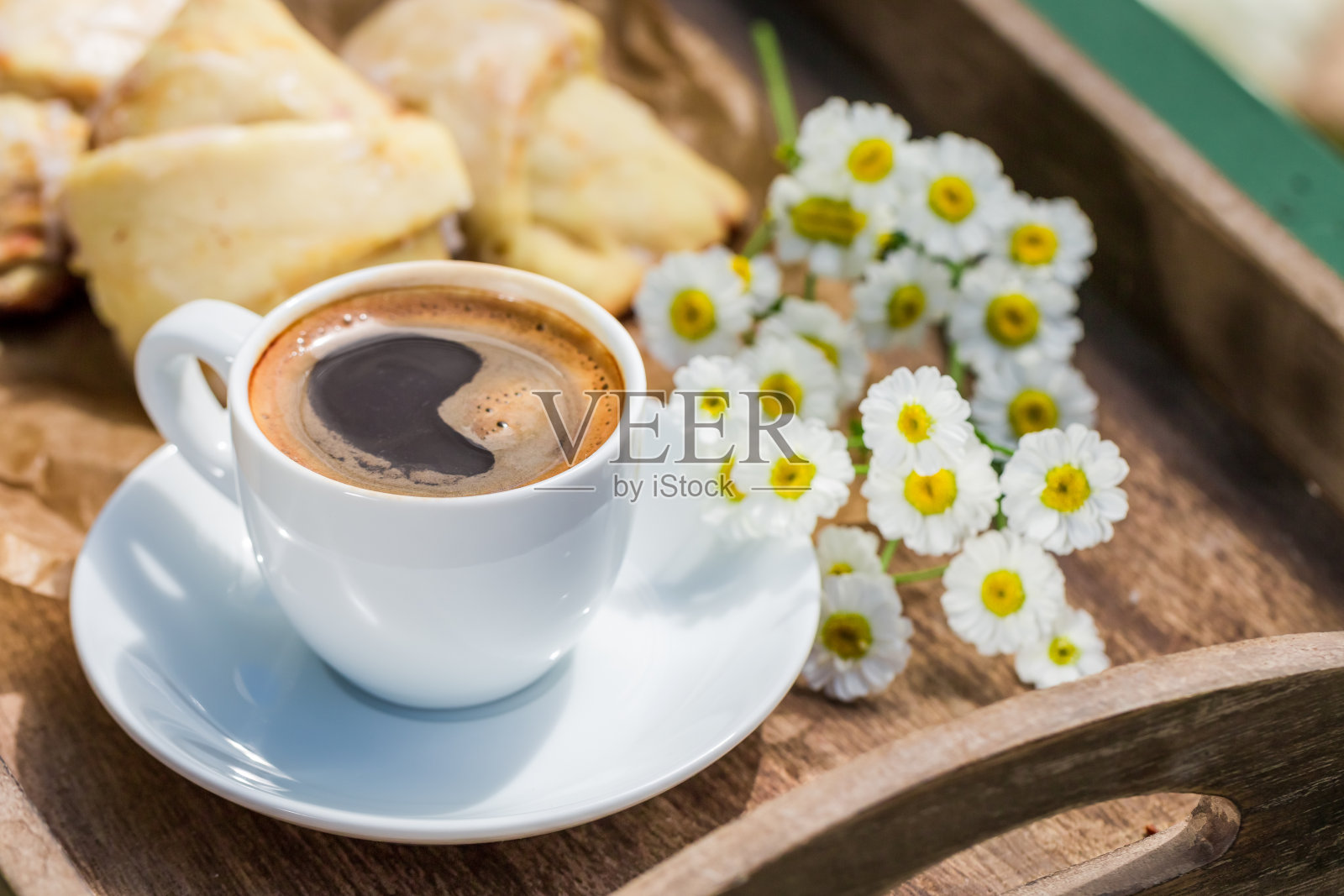 在花园的早餐是热咖啡和美味的羊角面包照片摄影图片