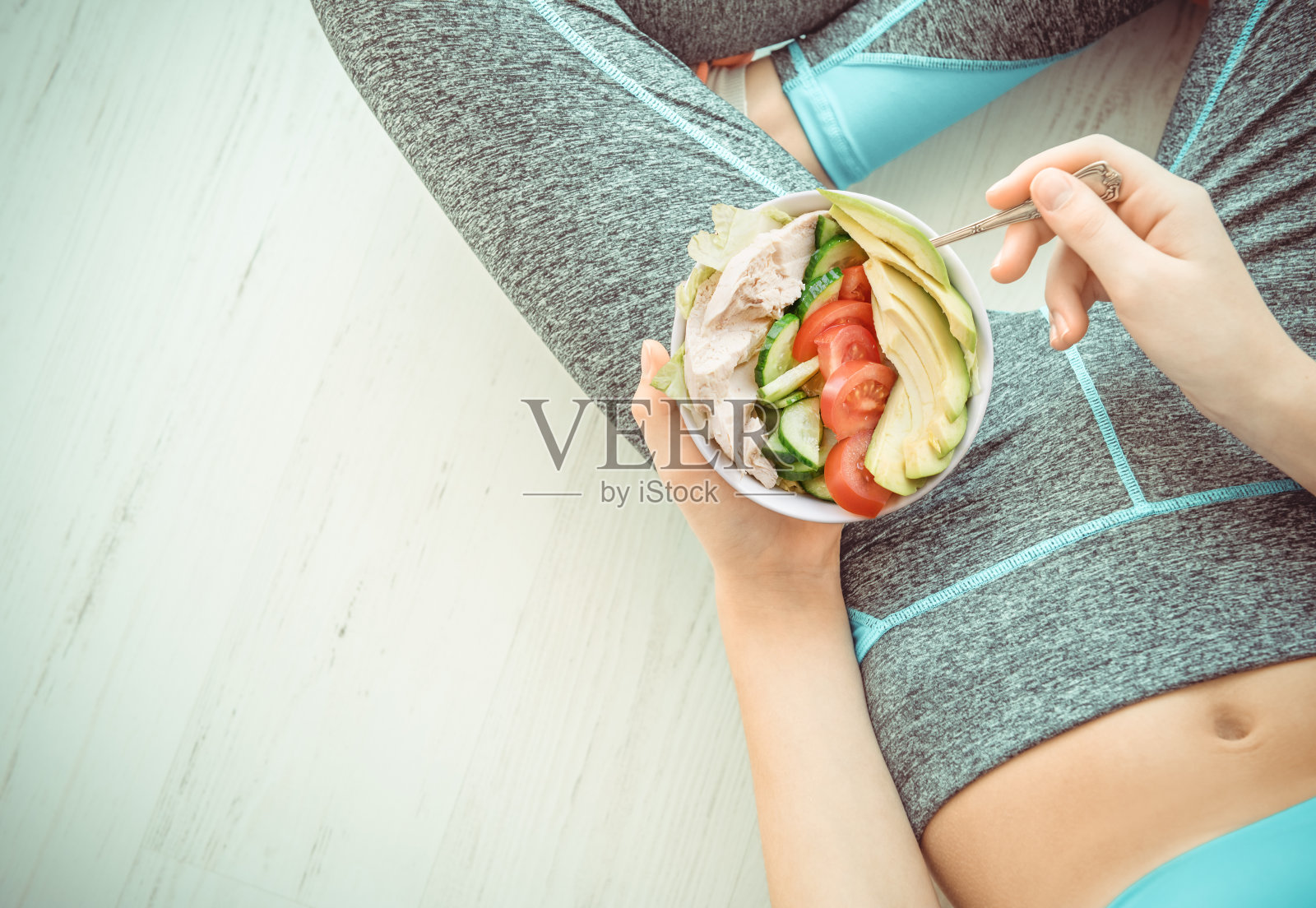 女人正在休息，吃着健康的沙拉。照片摄影图片