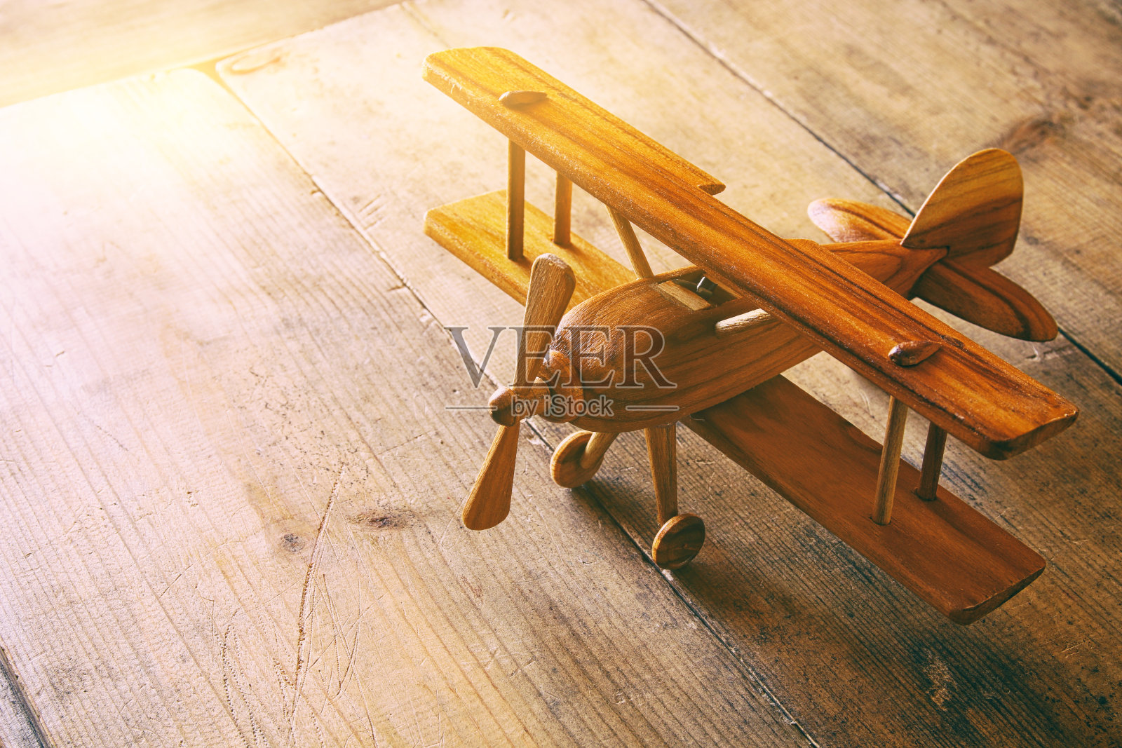 旧桌子上的老式玩具飞机照片摄影图片