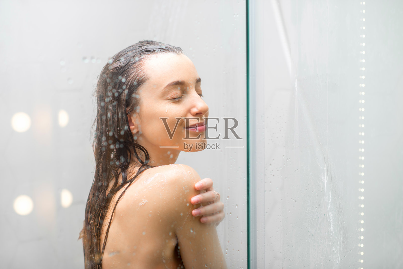 年轻女人洗澡照片摄影图片