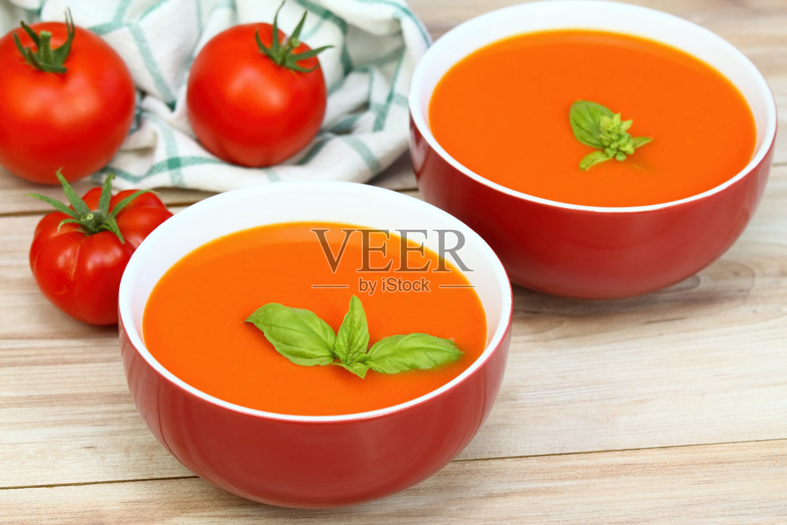 西红柿汤在两个红碗照片摄影图片
