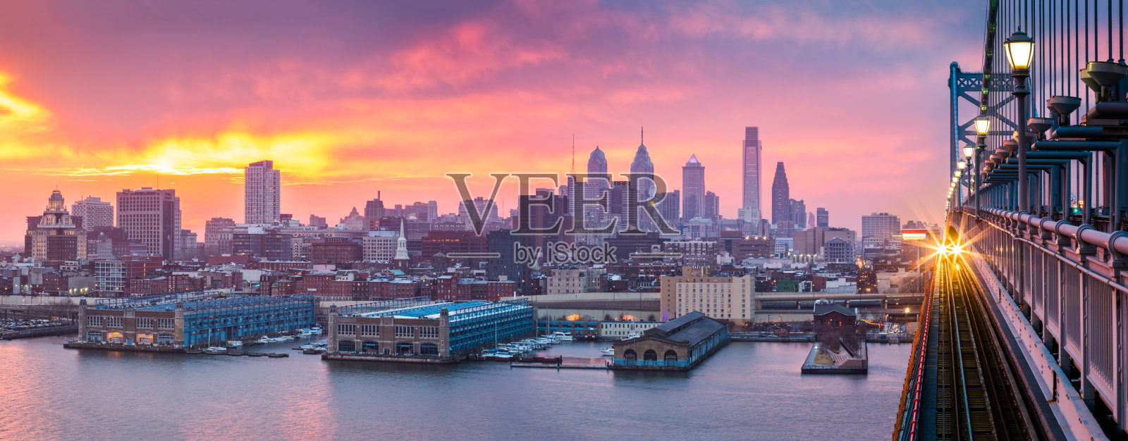 在朦胧的紫色日落下的费城全景。照片摄影图片