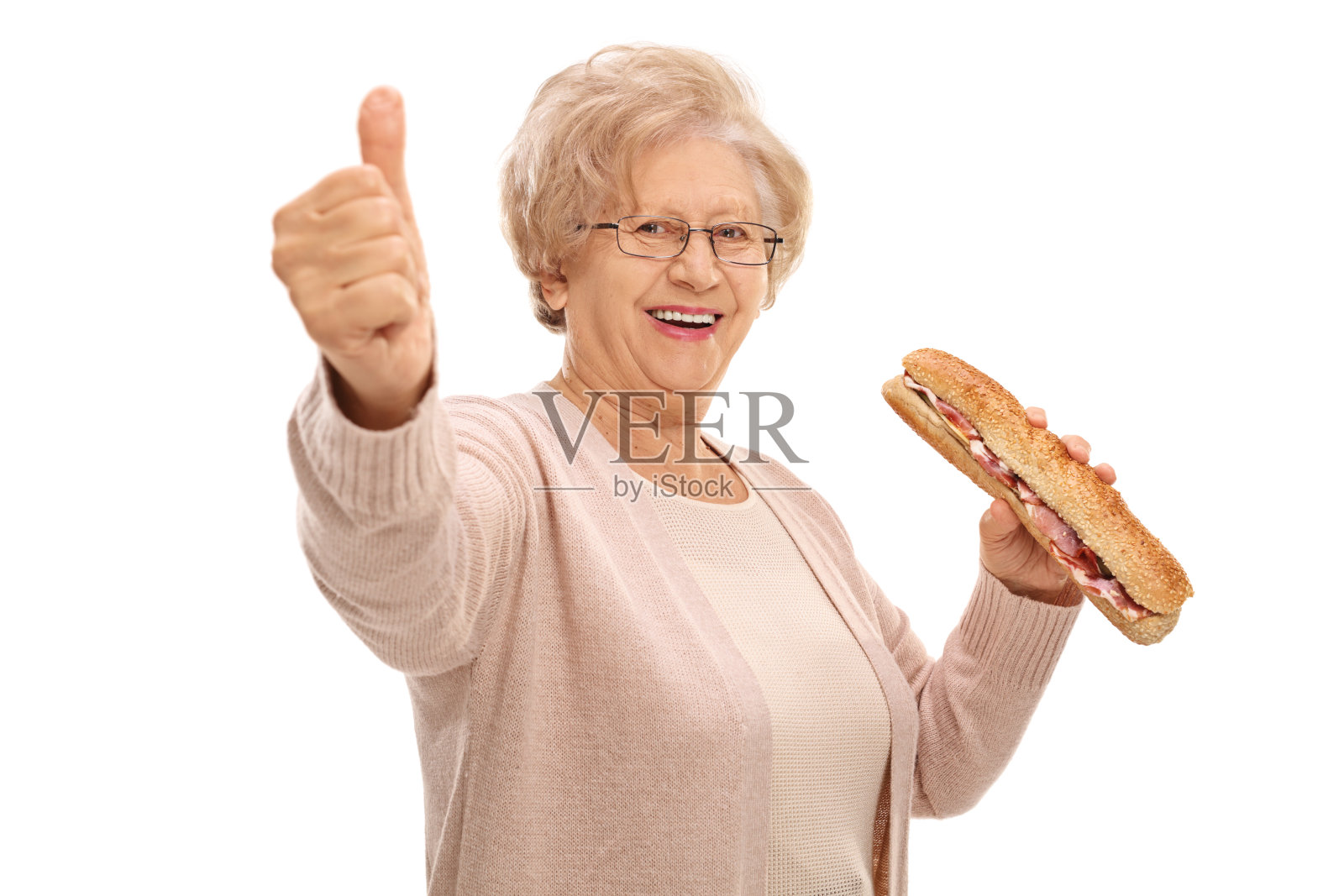 快乐的老妇人拿着三明治竖起大拇指照片摄影图片
