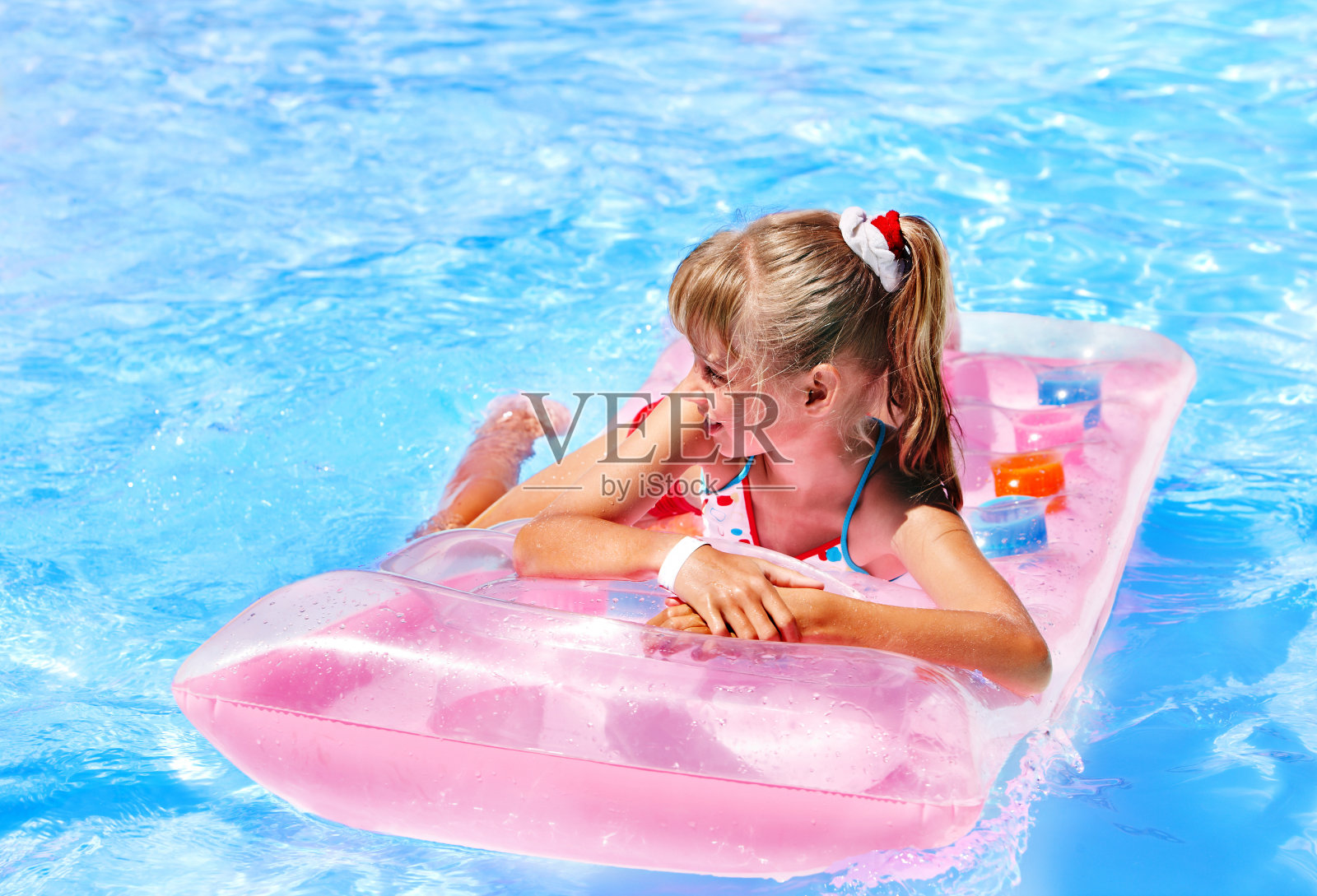 孩子在水上乐园滑水。照片摄影图片