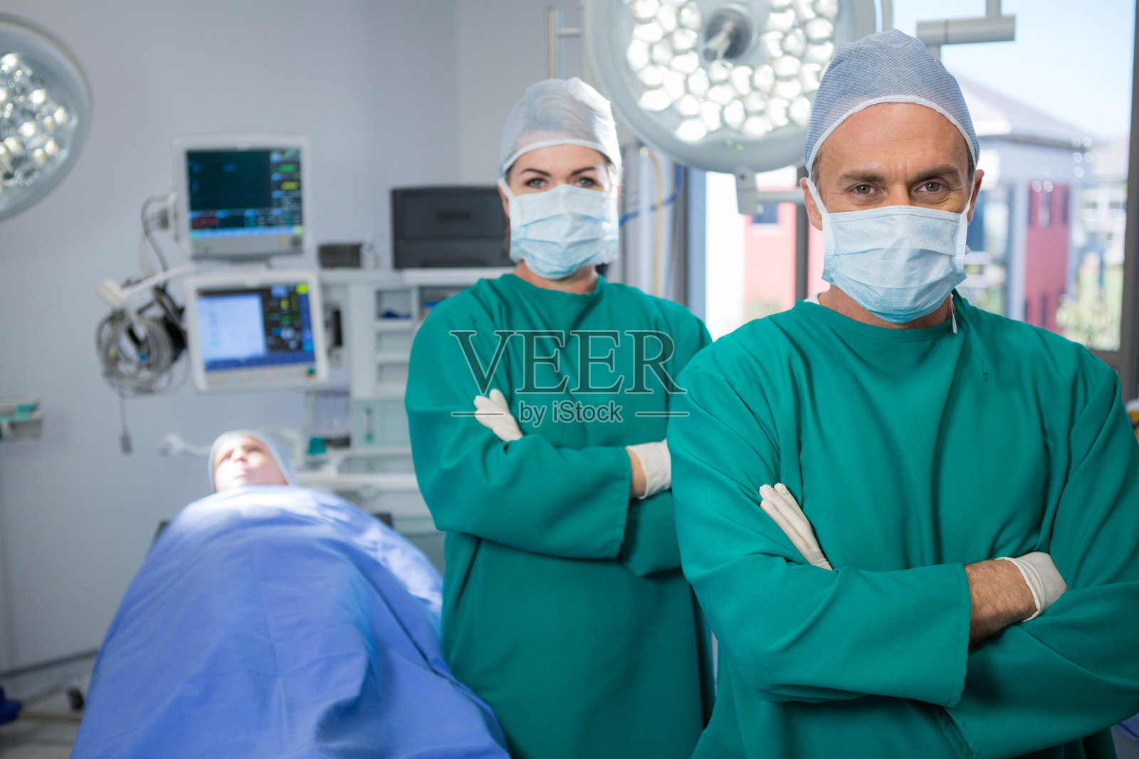 外科医生站在手术室里的肖像照片摄影图片
