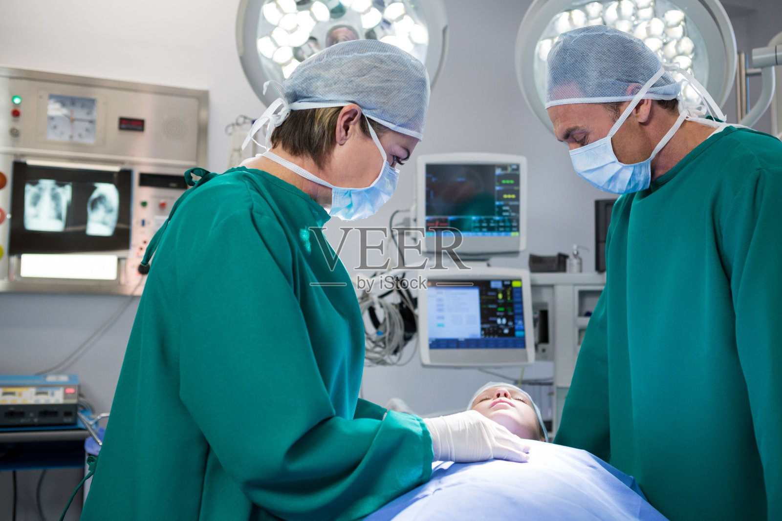 外科医生在给病人做手术时相互交流照片摄影图片
