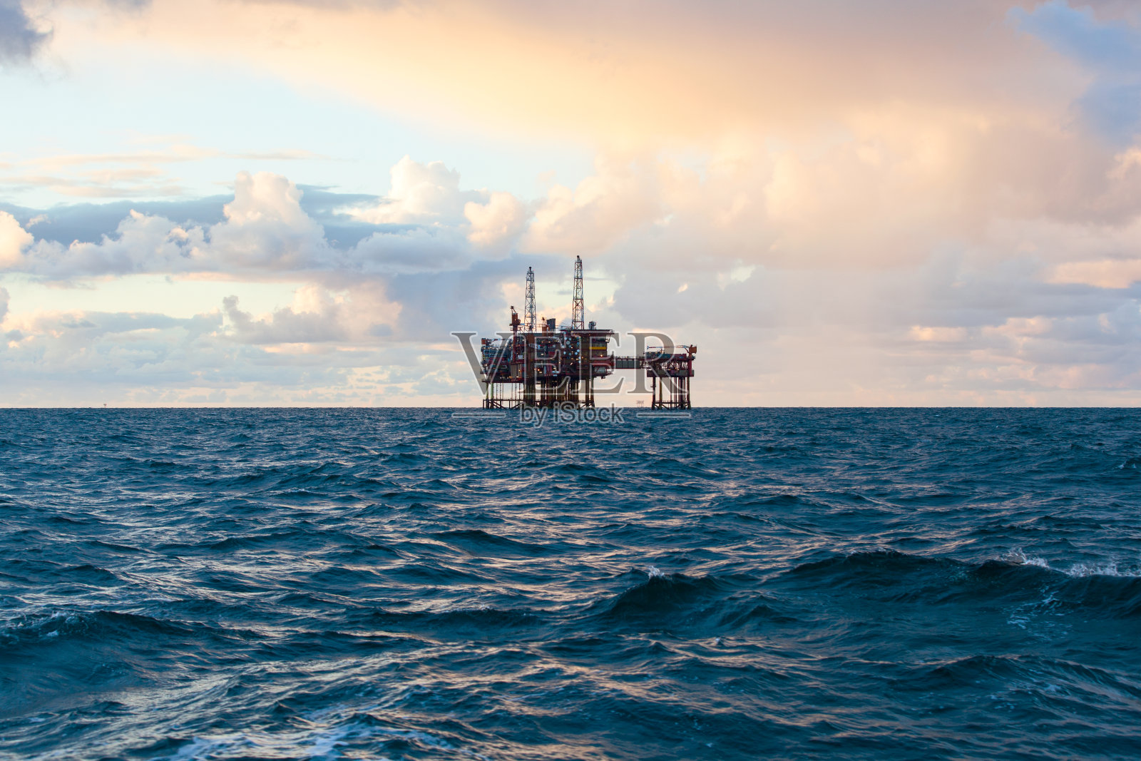 海上石油和天然气生产建设平台照片摄影图片