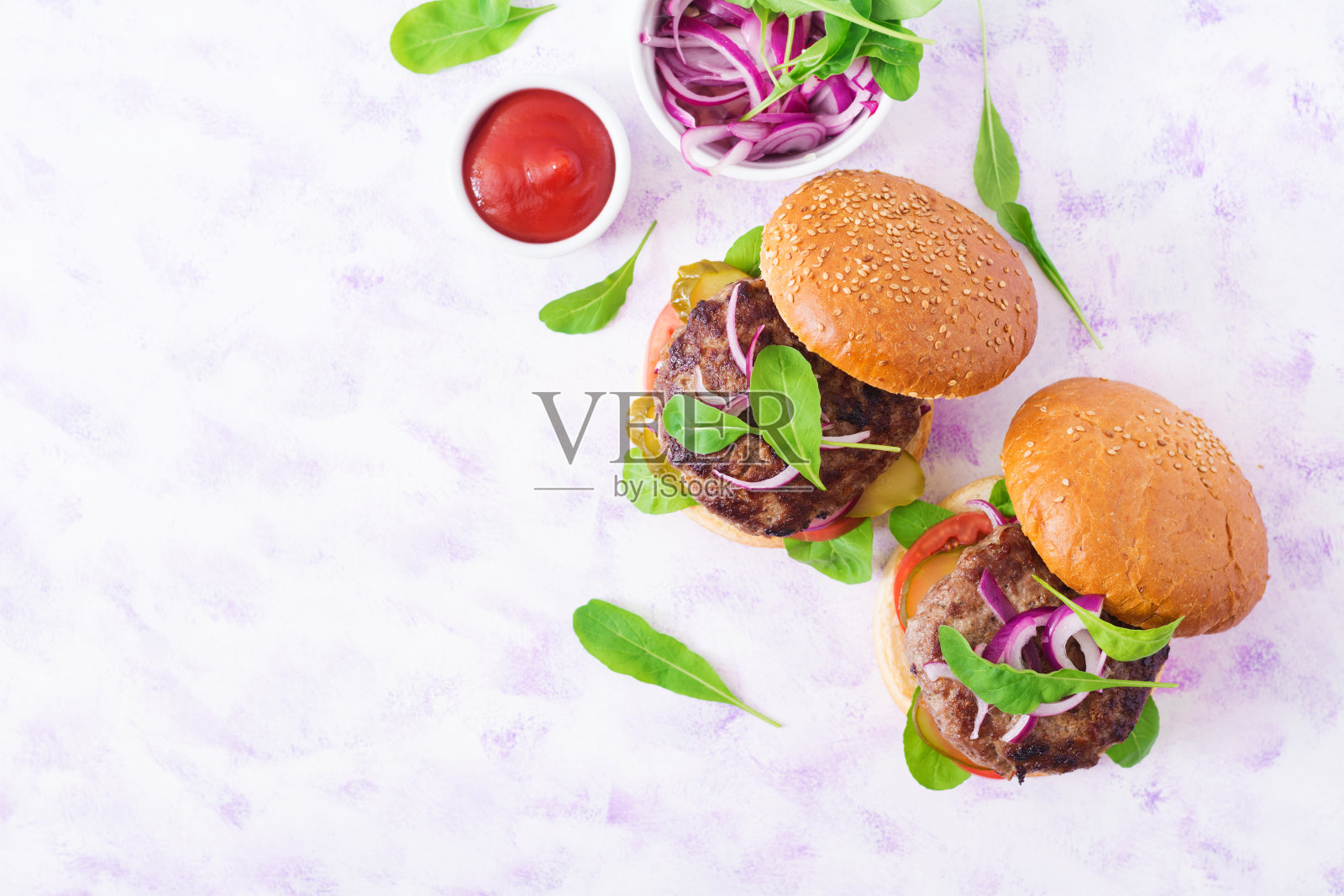 大三明治-汉堡汉堡加牛肉，西红柿和洋葱照片摄影图片