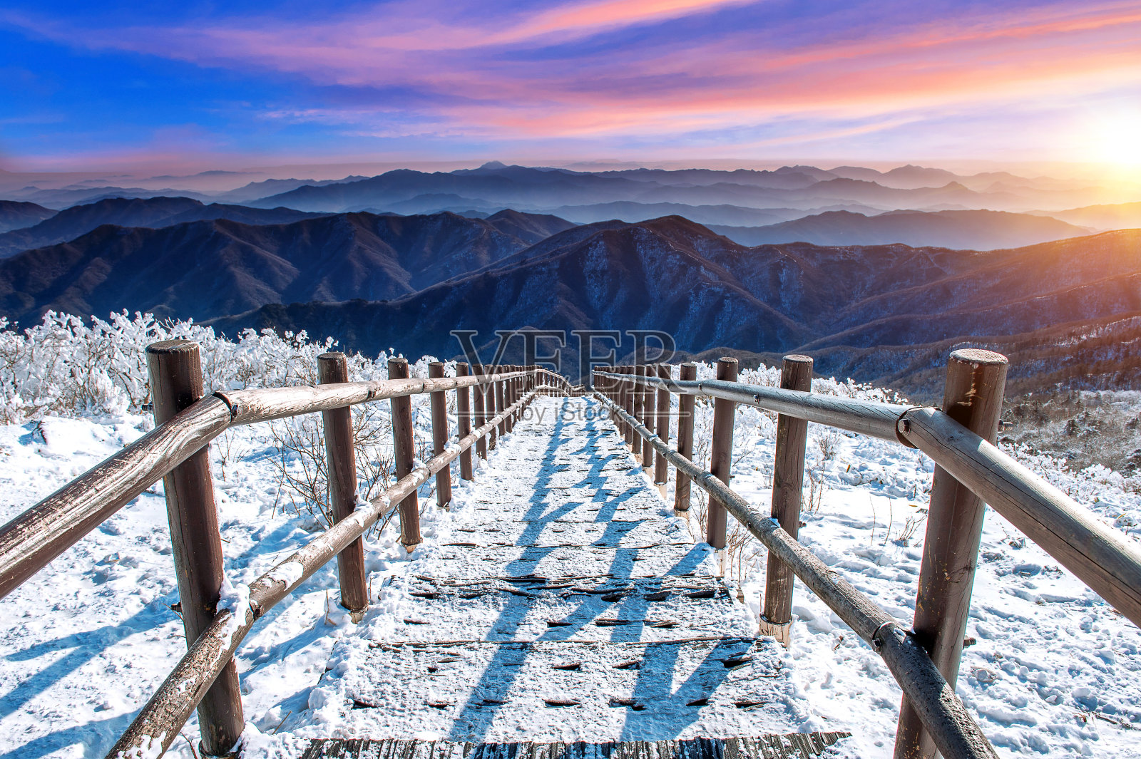 美丽的日出和楼梯在德岳山。照片摄影图片