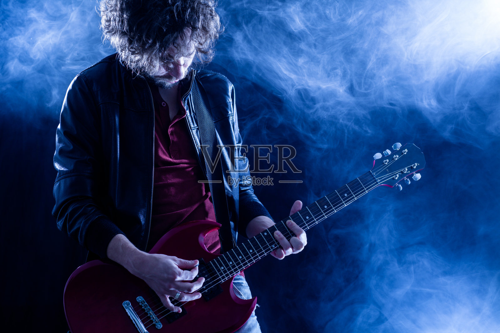 摇滚吉他手被烟雾包围的戏剧性照片照片摄影图片