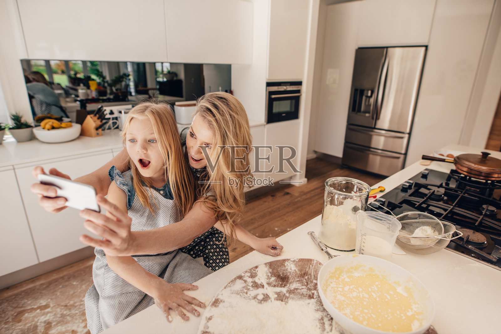 母亲和女儿在厨房自拍照片摄影图片