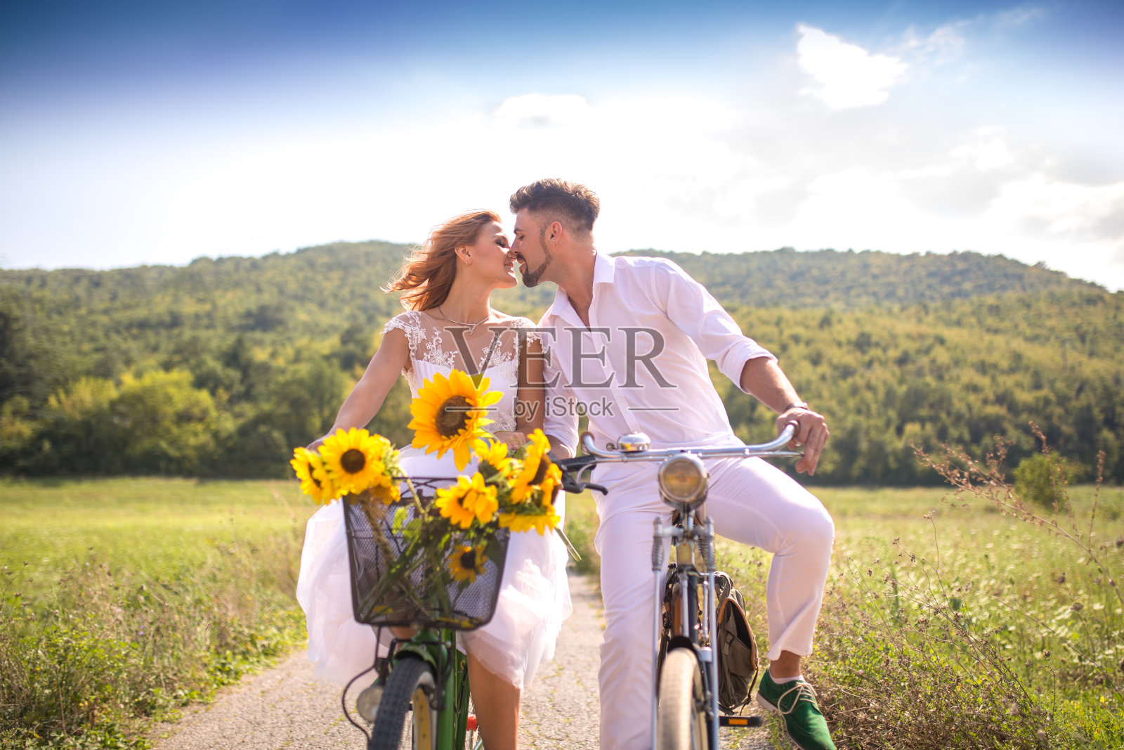 浪漫的年轻情侣在自行车上接吻照片摄影图片