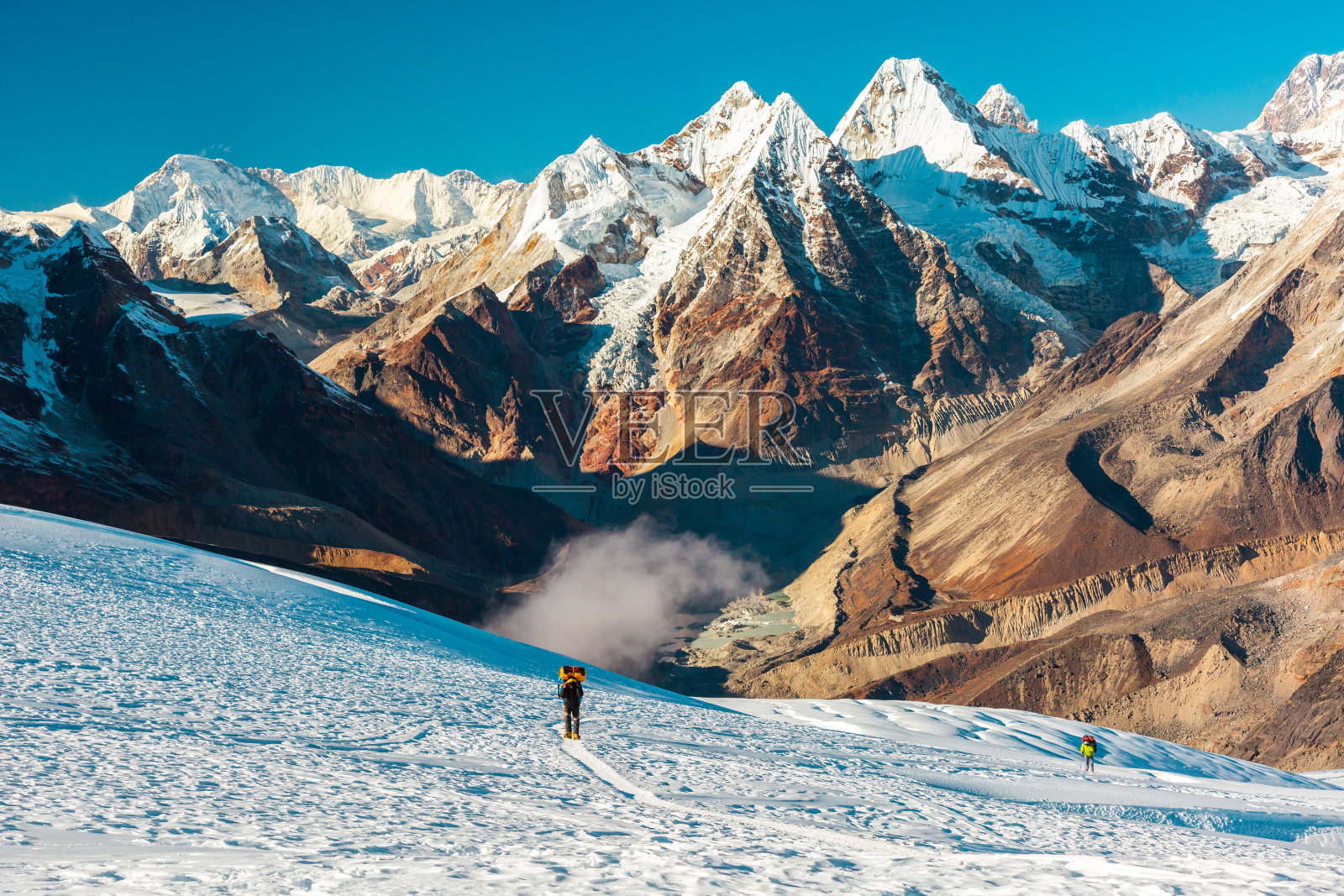 山间的孤独独自攀登者在冰川上行走照片摄影图片