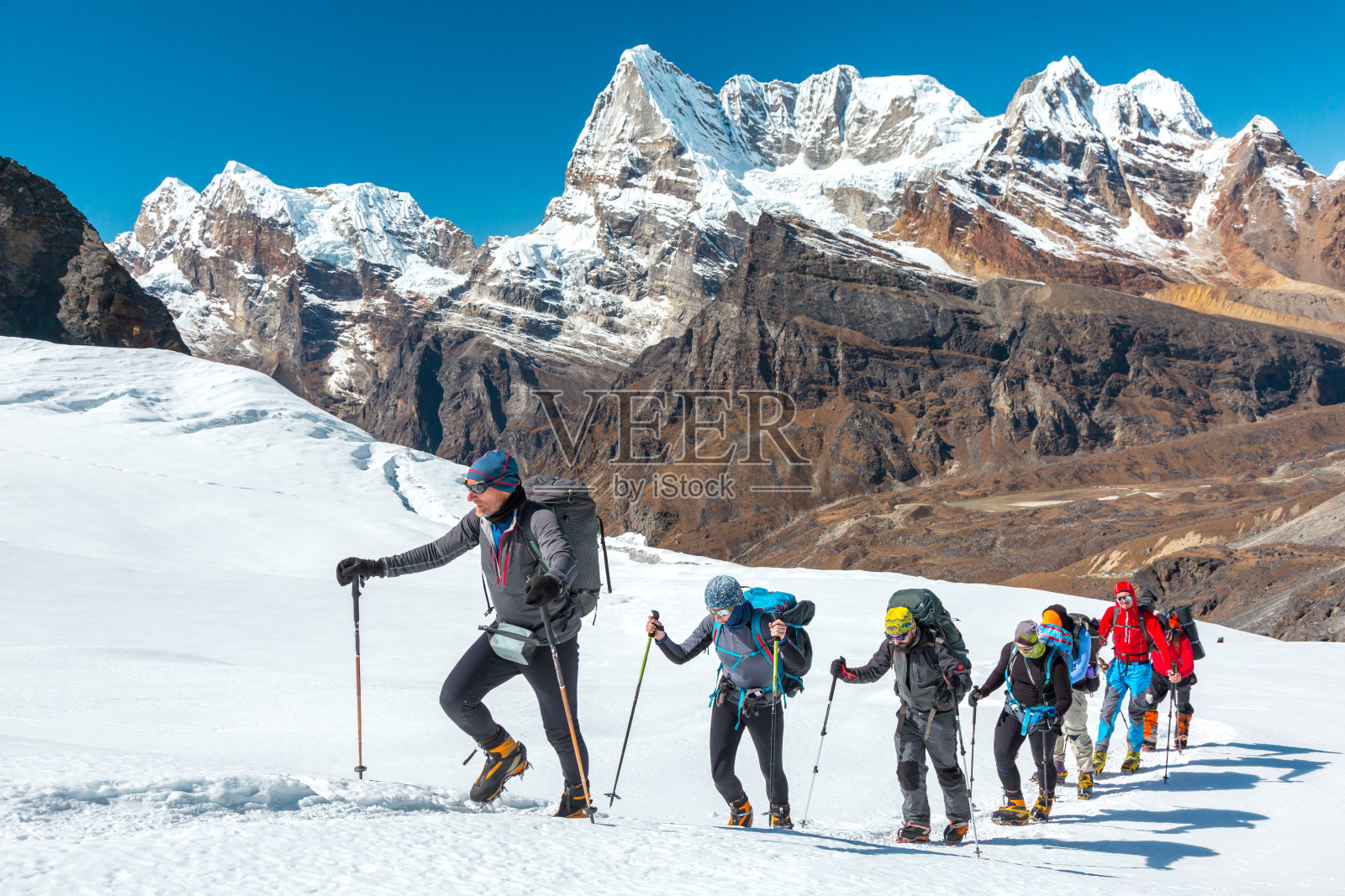 冒险家攀登高山，在冰川上行走照片摄影图片
