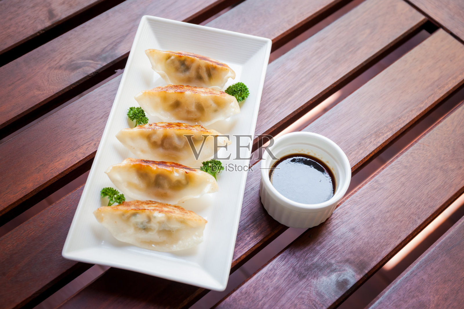 煎饺，受欢迎的日本食物照片摄影图片