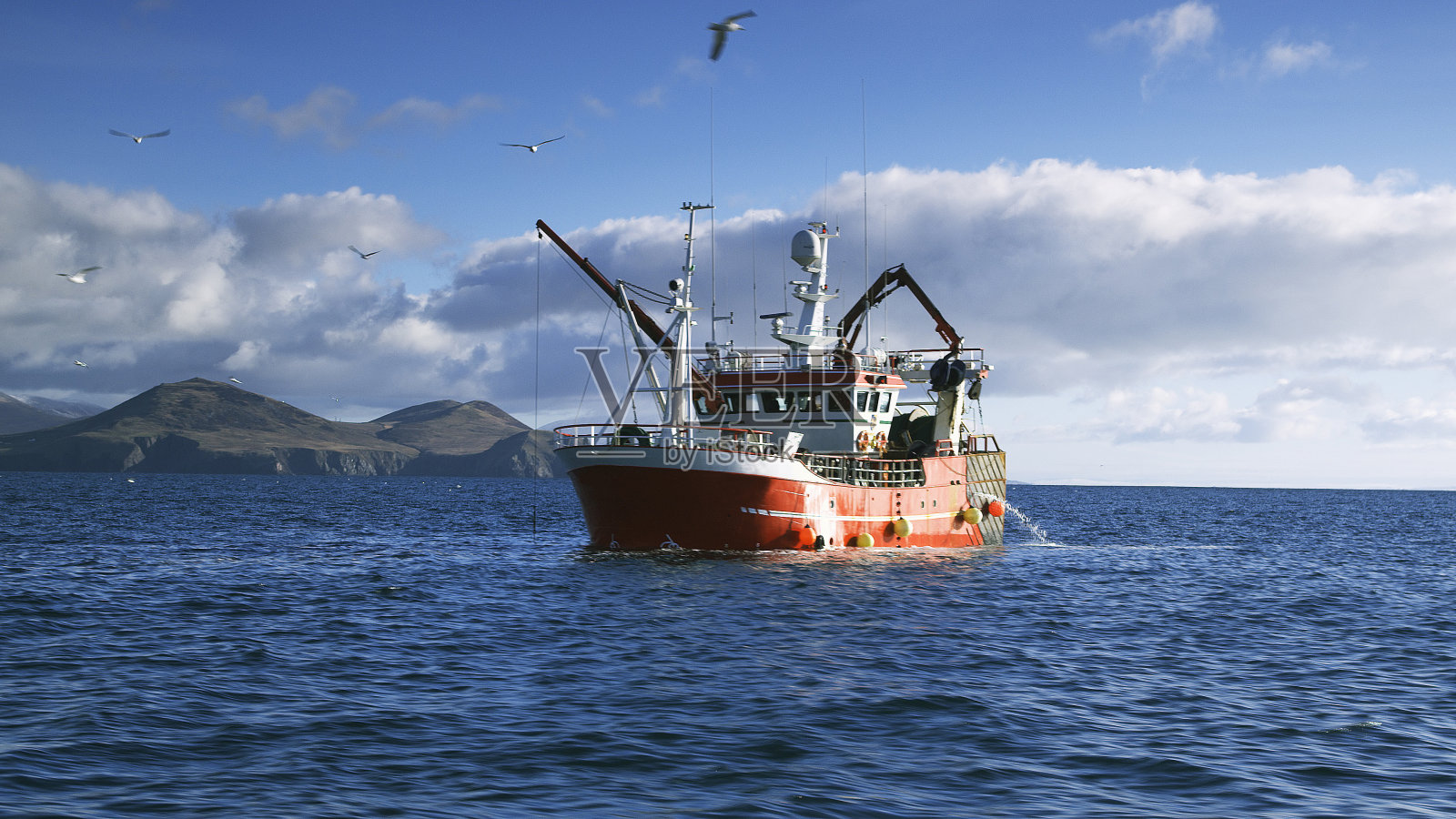 爱尔兰丁格尔半岛大西洋上的一艘渔船照片摄影图片