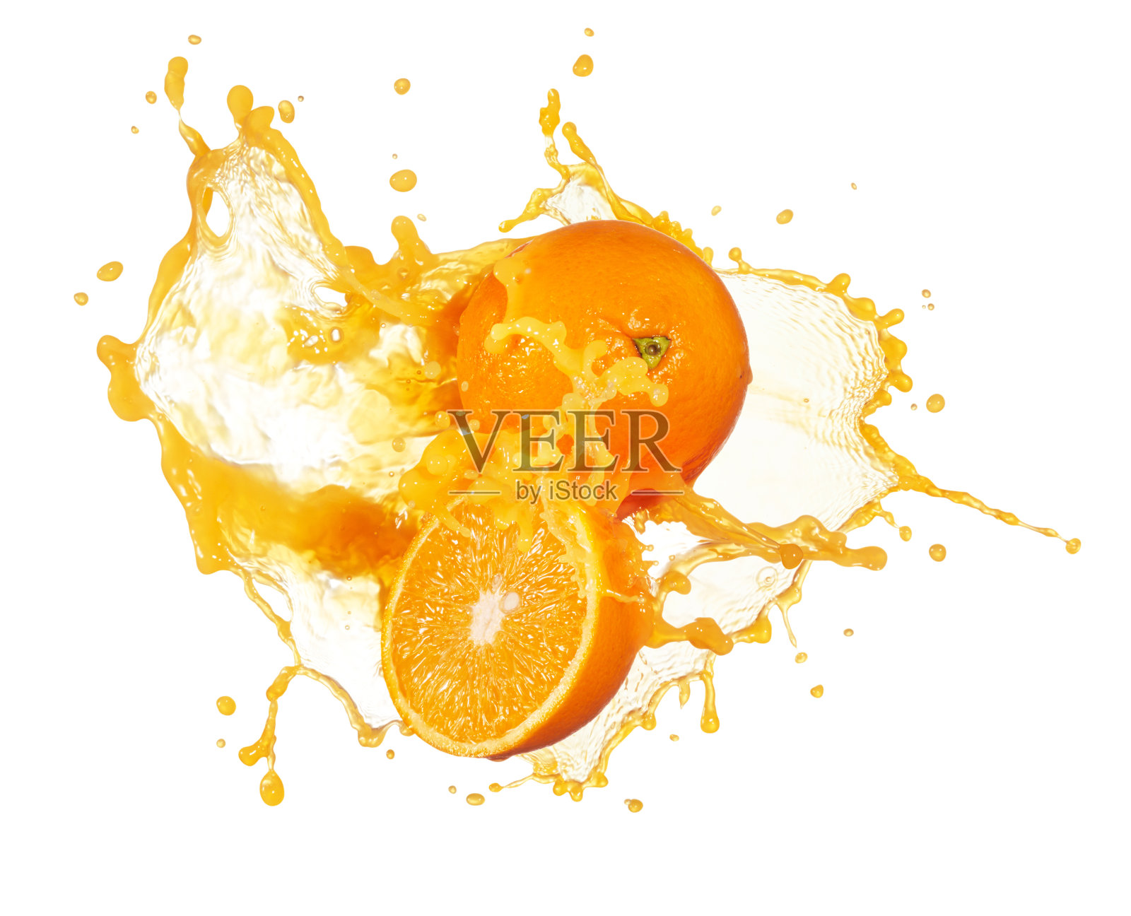 把橙子切成两半，洒上橙汁照片摄影图片