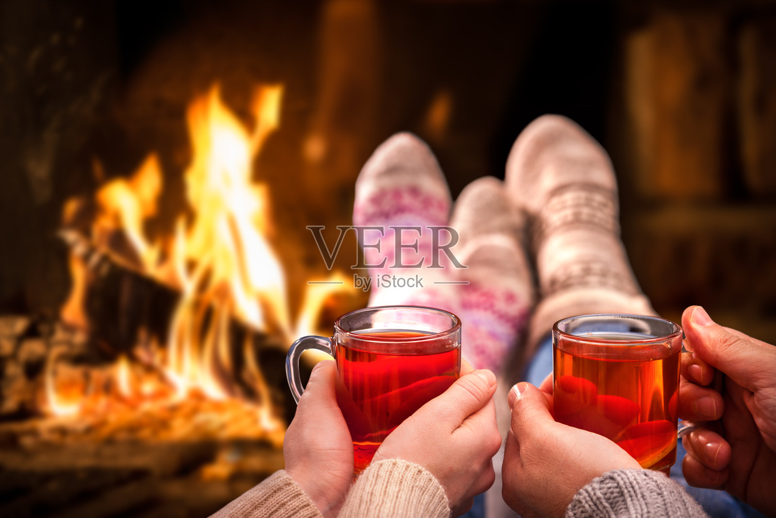 在浪漫的壁炉边热红酒照片摄影图片