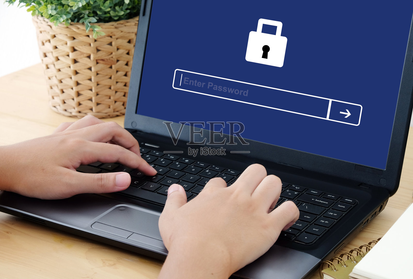 人在笔记本电脑屏幕上输入密码的背景，网络安全概念照片摄影图片