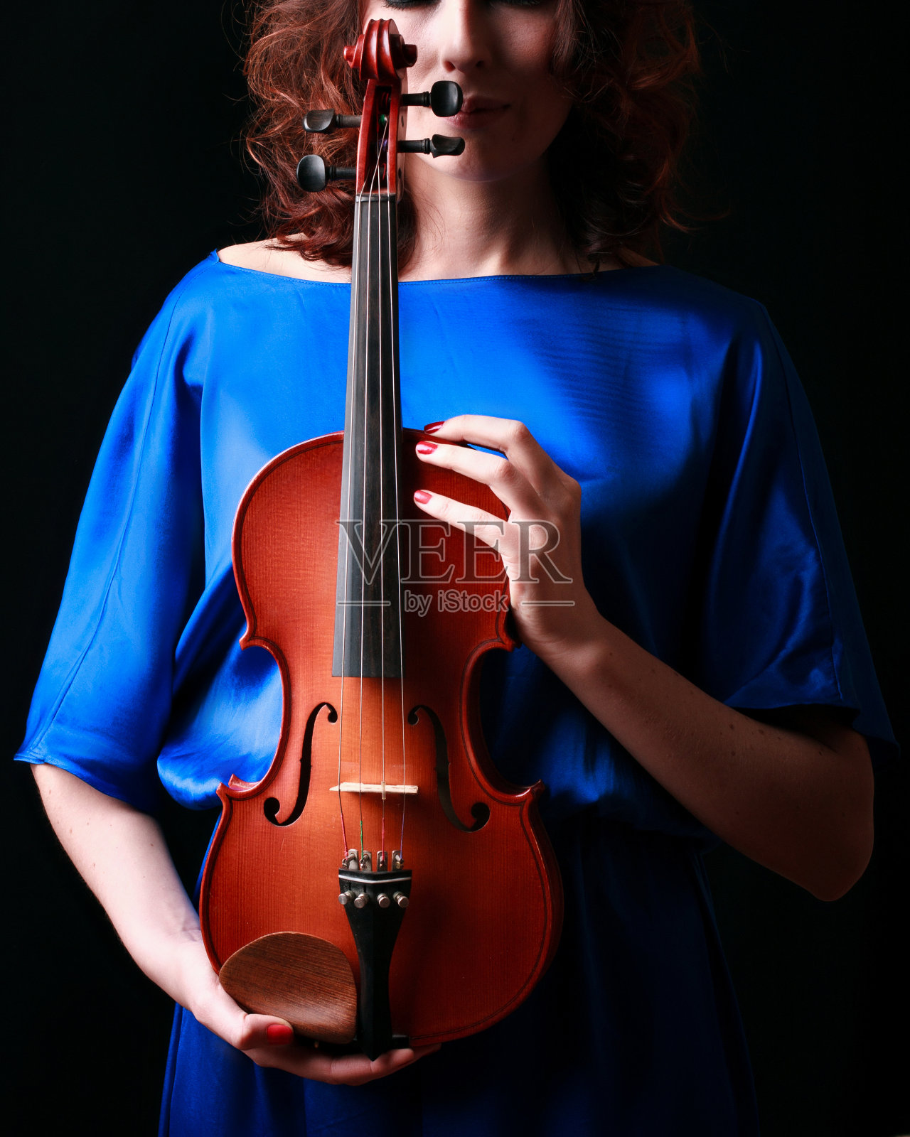 拉小提琴的漂亮姑娘照片摄影图片
