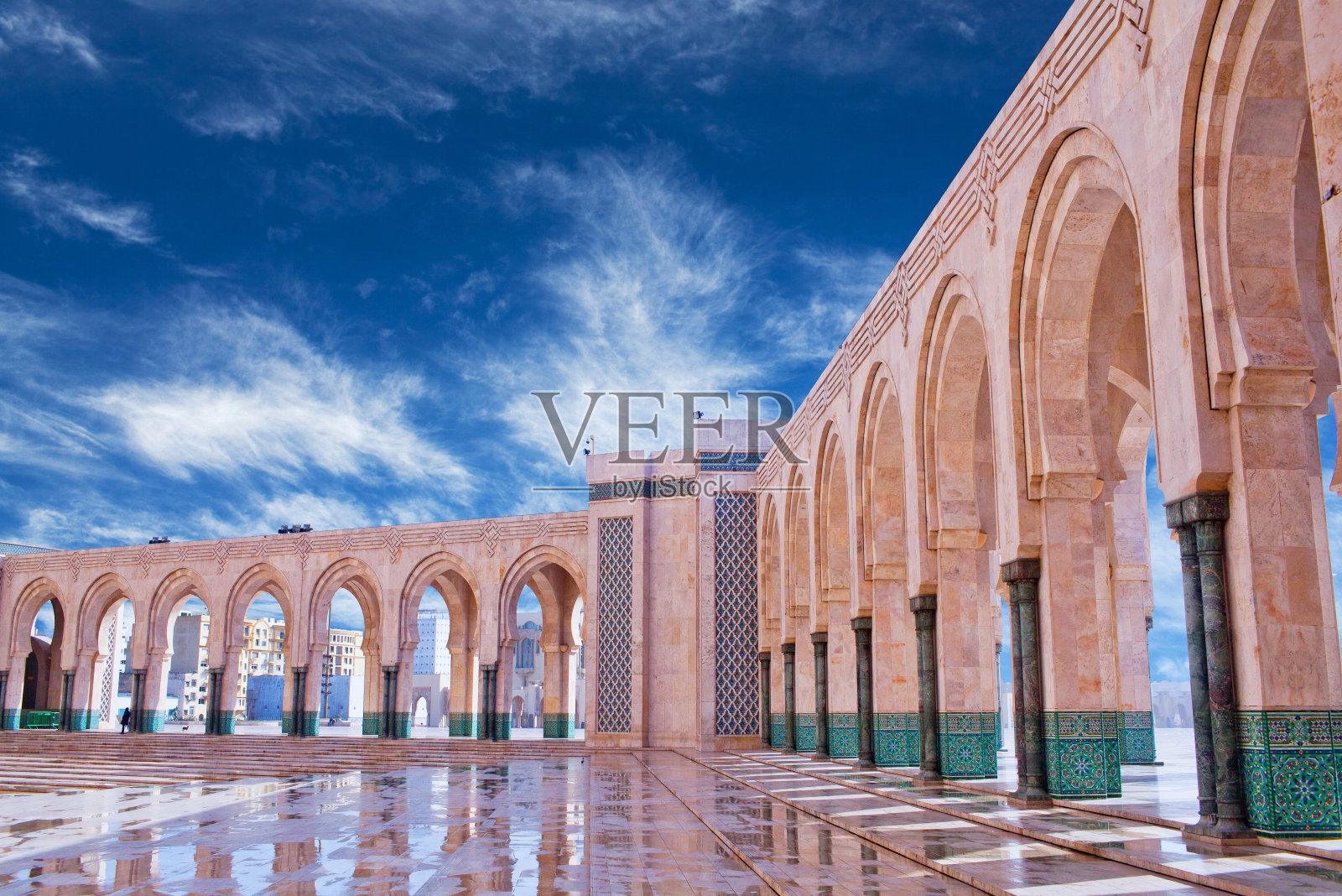 著名的哈桑二世清真寺，位于非洲摩洛哥卡萨布兰卡照片摄影图片