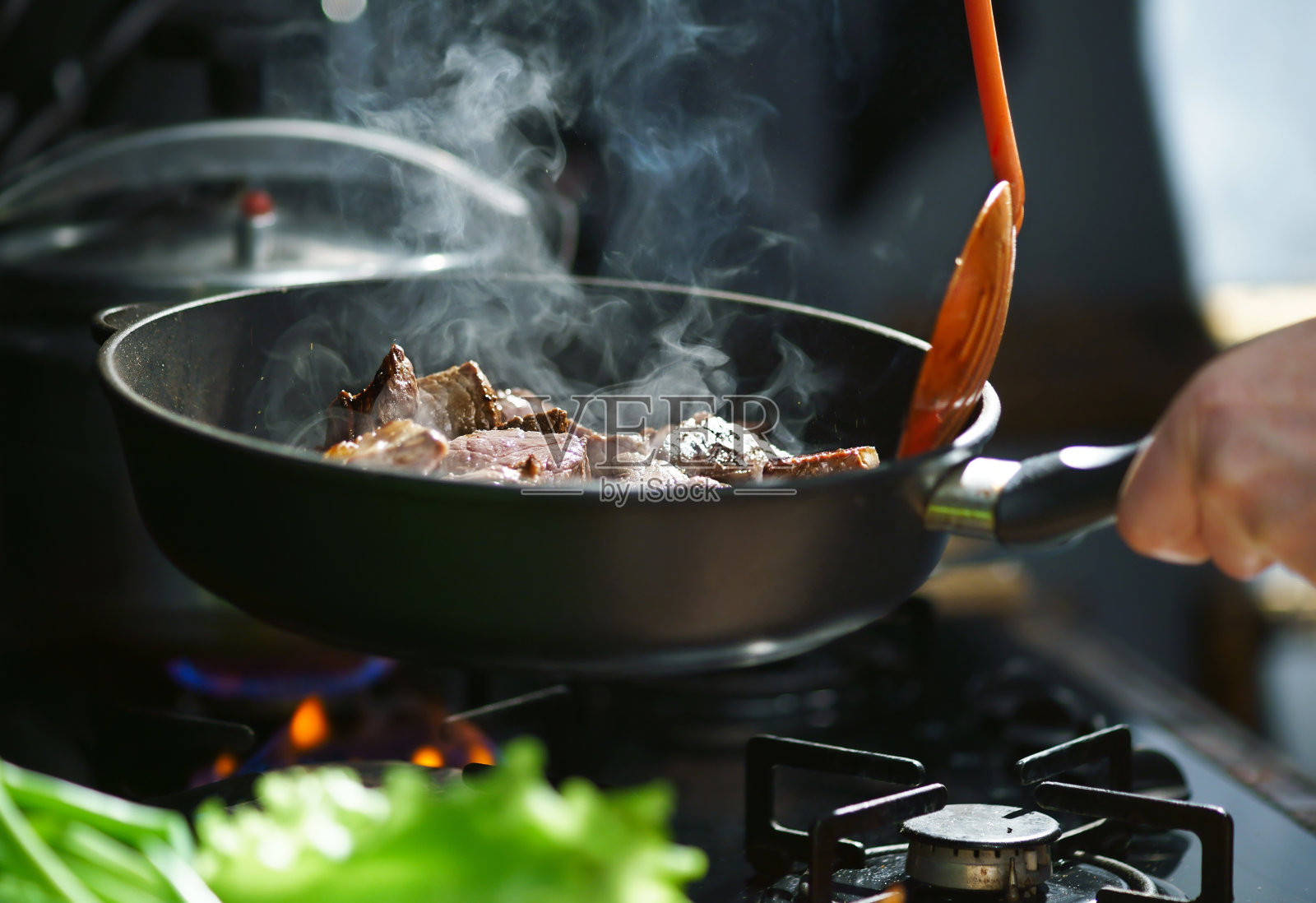 用煎锅煮肉照片摄影图片