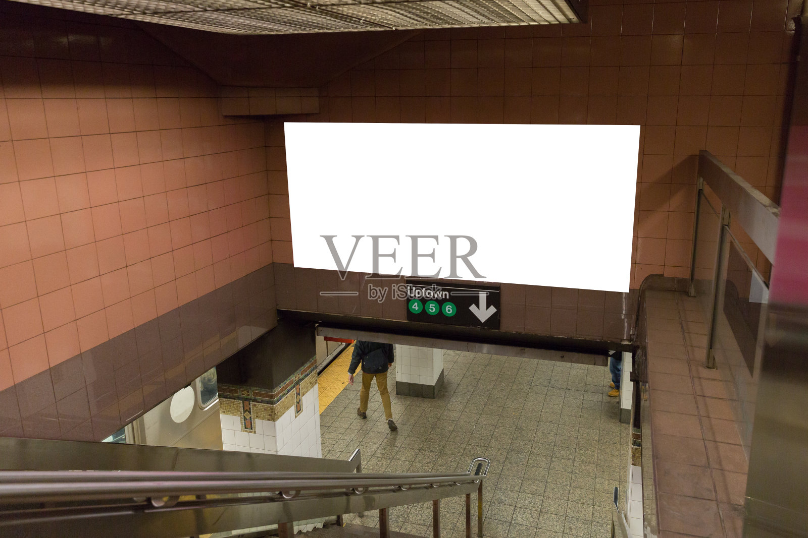 地铁隧道里的空白广告牌。照片摄影图片