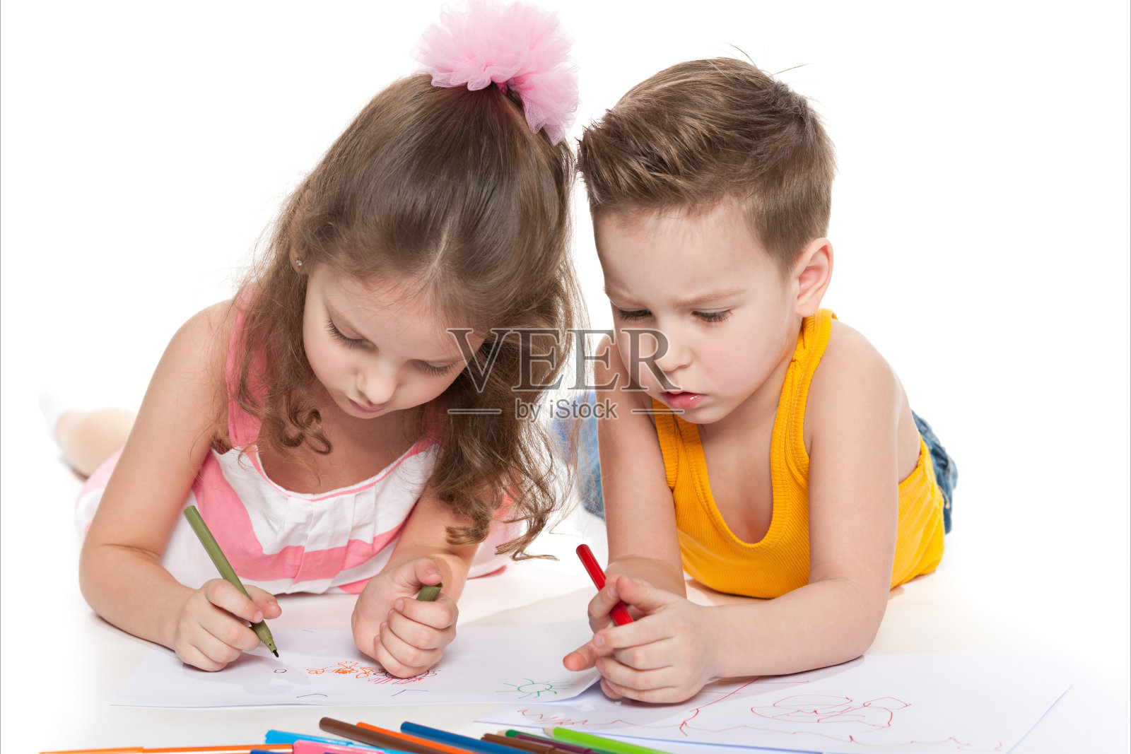两个孩子在纸上画画照片摄影图片