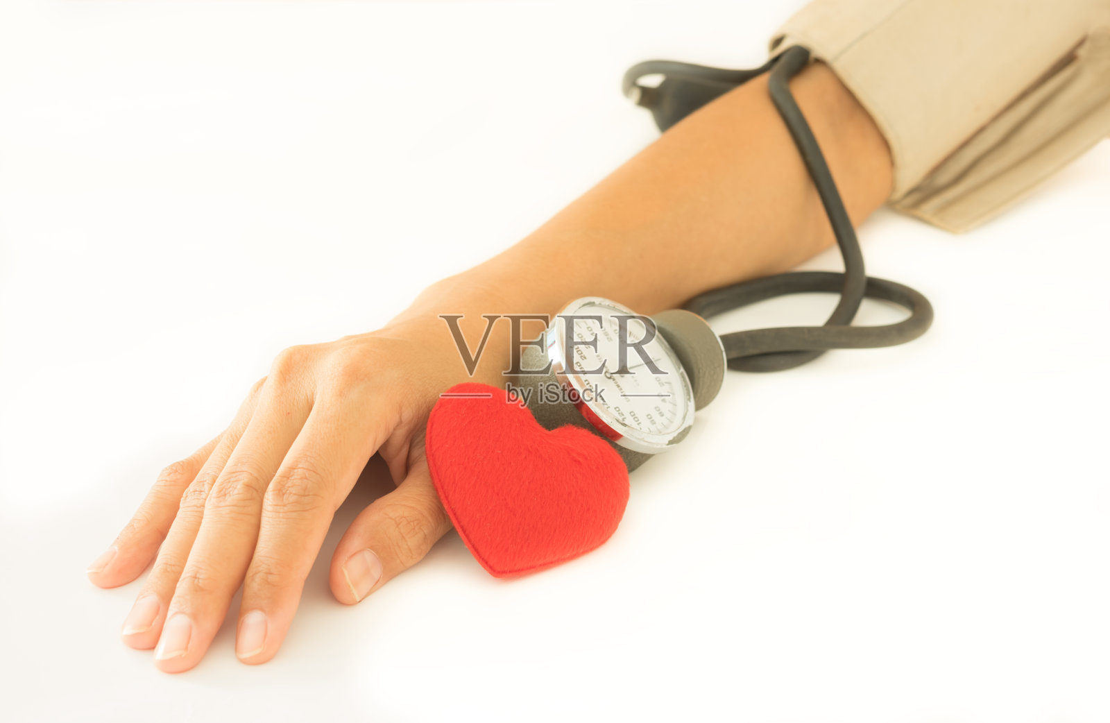 心脏用女人手臂测量血压。照片摄影图片