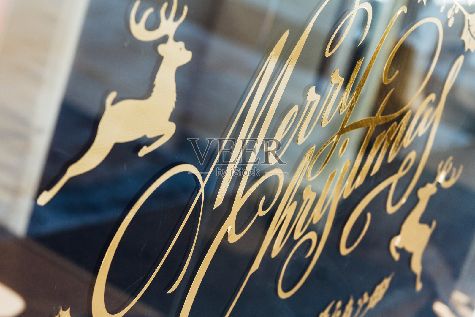 商店橱窗上有圣诞留言，驯鹿和反思照片摄影图片