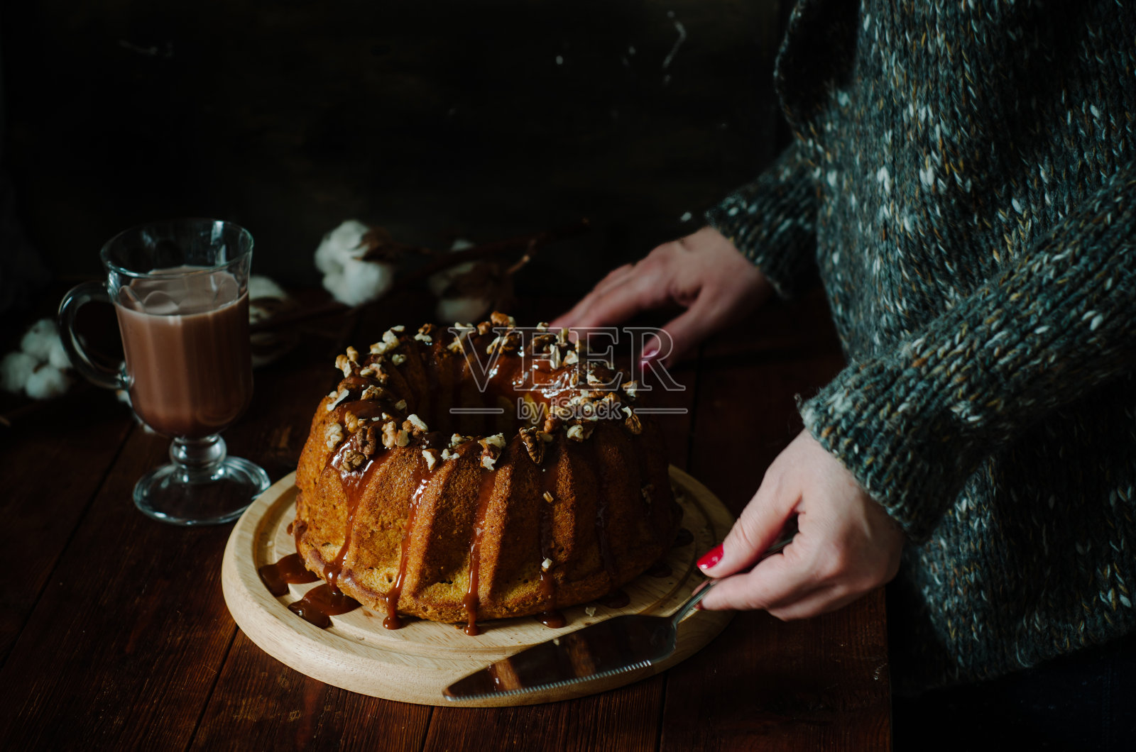 乡村风格胡萝卜面包蛋糕与盐焦糖和核桃照片摄影图片