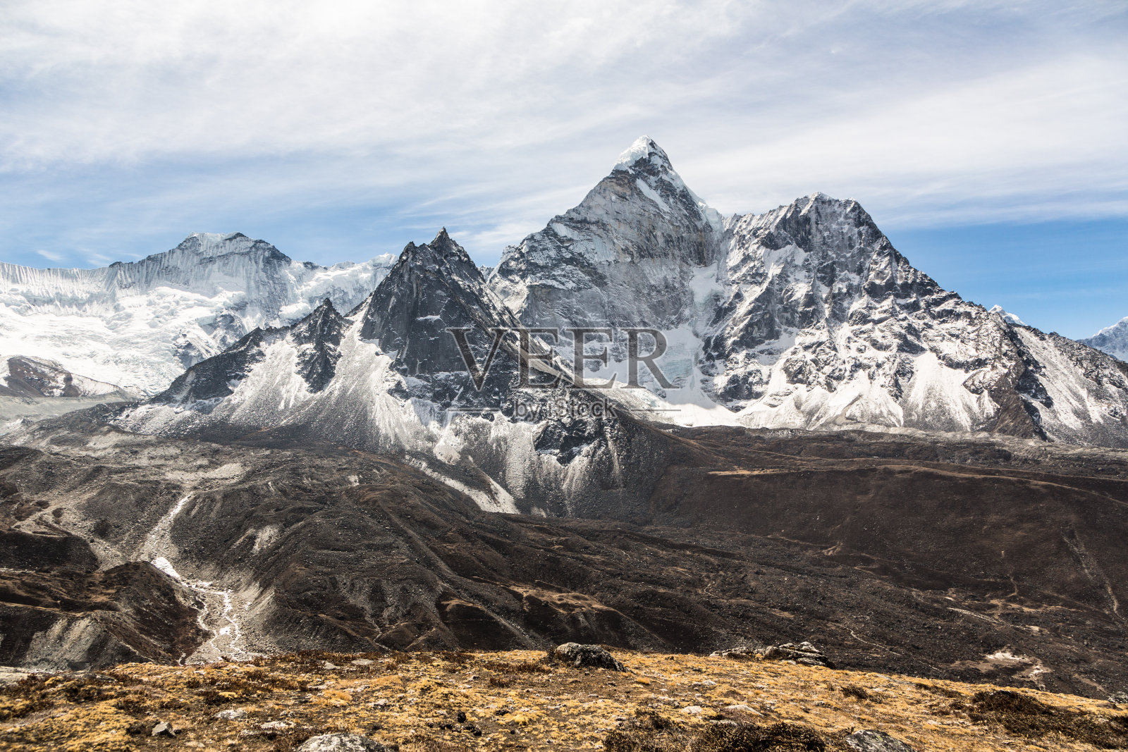 安甫嘉布延峰(5630米)位于尼泊尔喜马拉雅山照片摄影图片