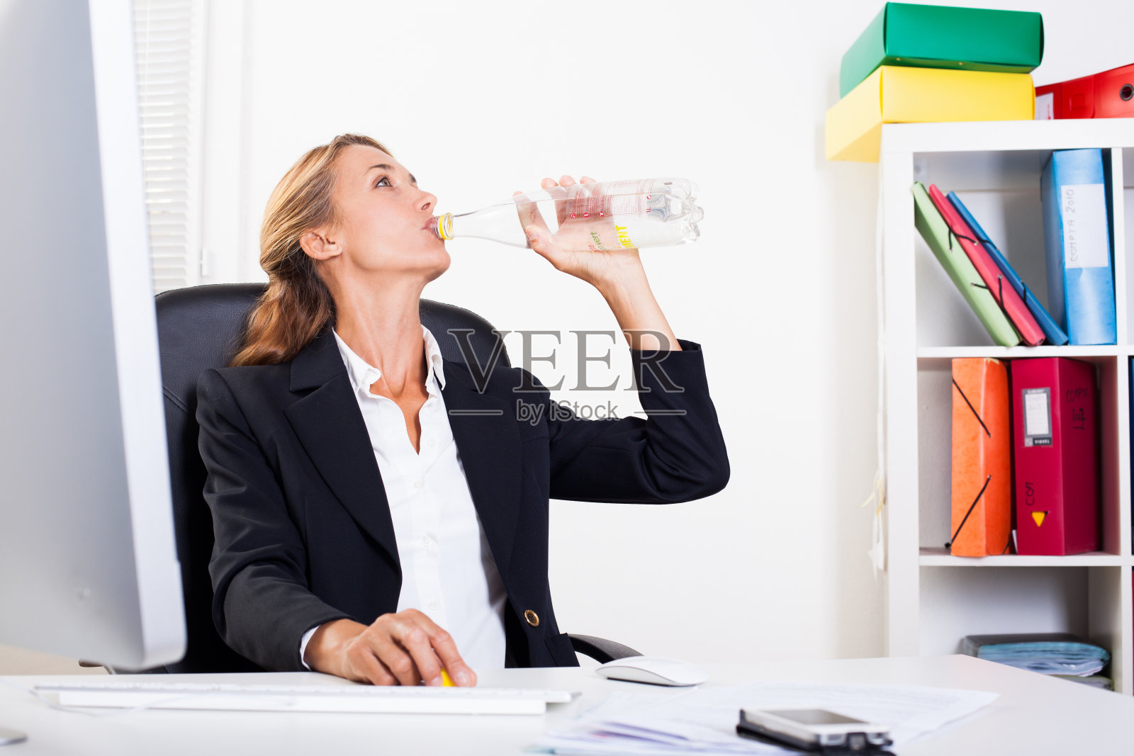 一个在办公室喝水的女人的画像照片摄影图片