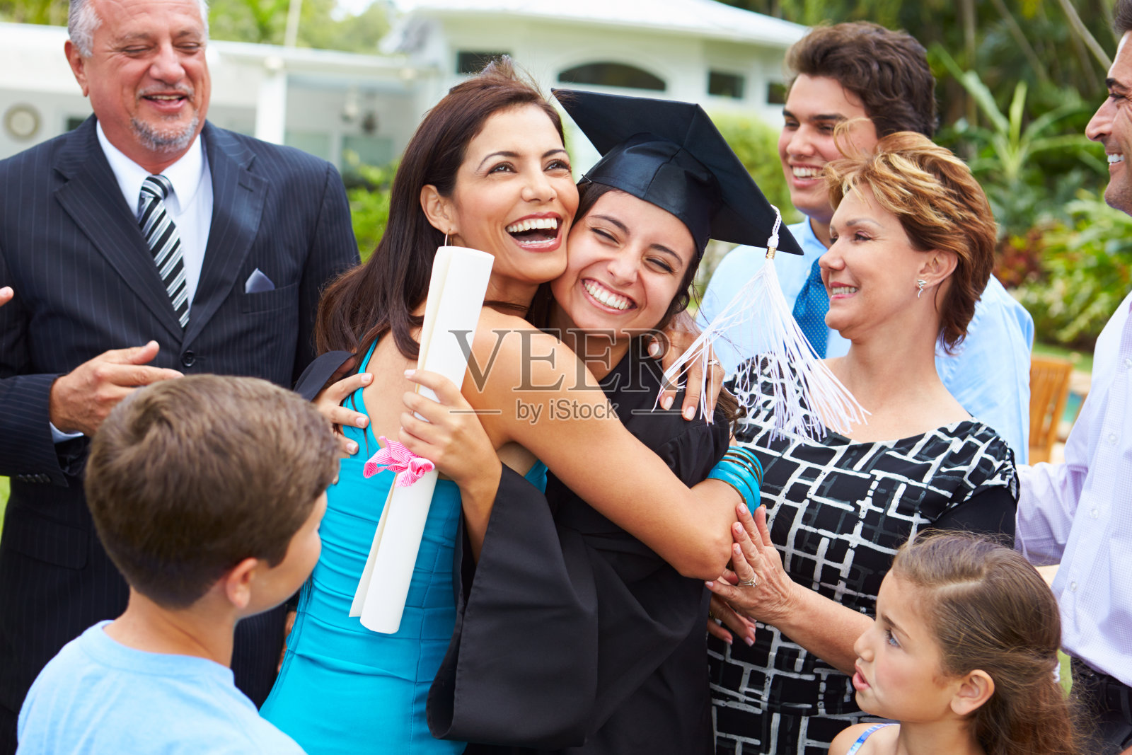 西班牙裔学生和家人庆祝毕业照片摄影图片