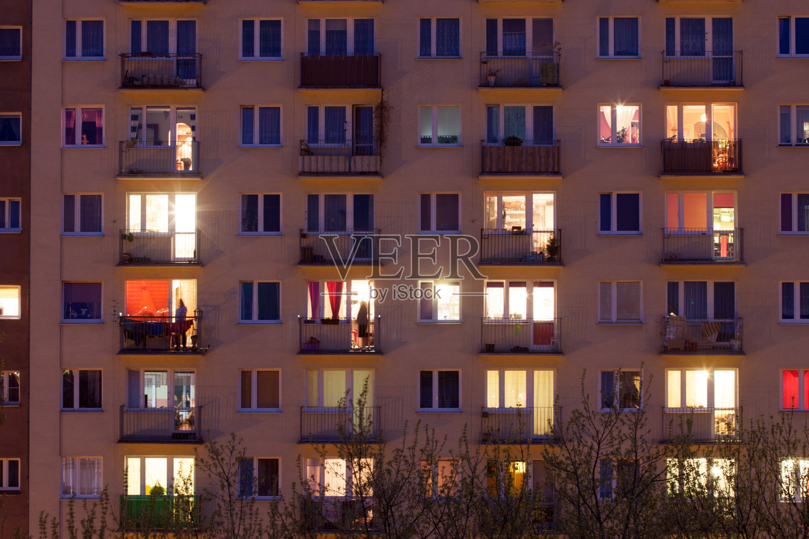 晚上公寓大楼的窗户照片摄影图片