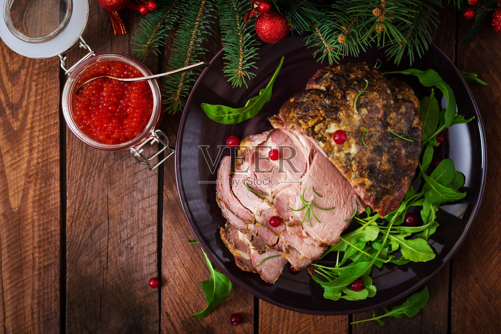 圣诞烤火腿和红鱼子酱照片摄影图片