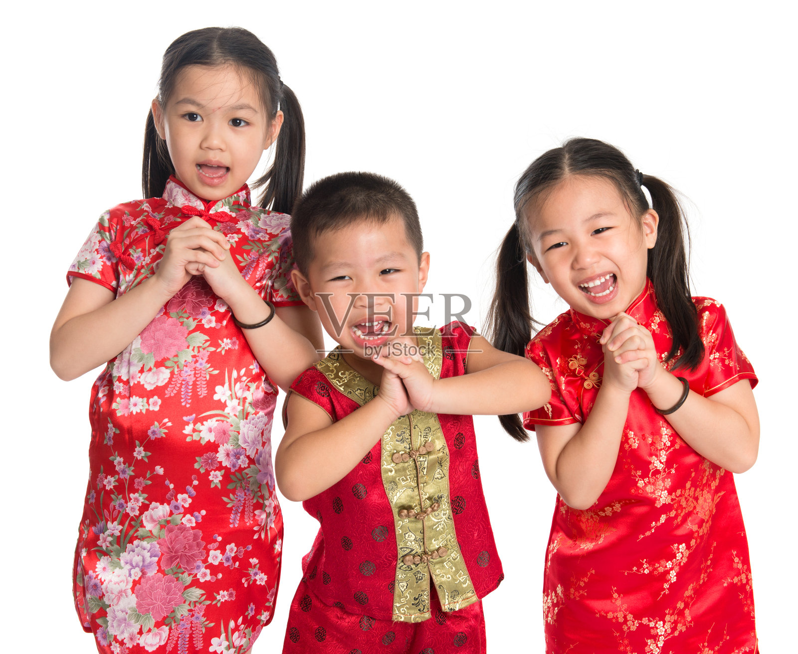 孩子们在春节期间穿着传统服装照片摄影图片