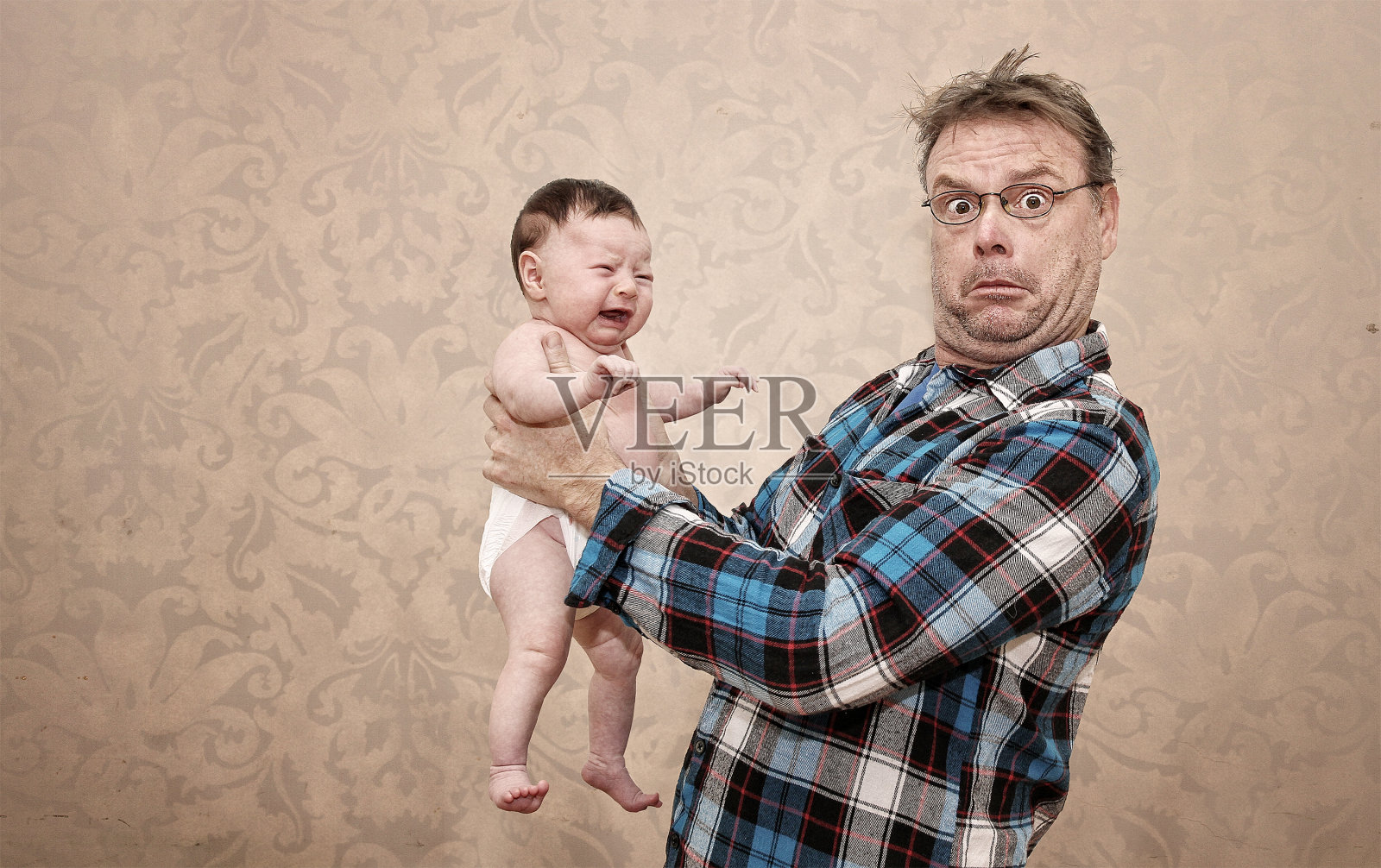 父亲抱着他的小婴儿照片摄影图片