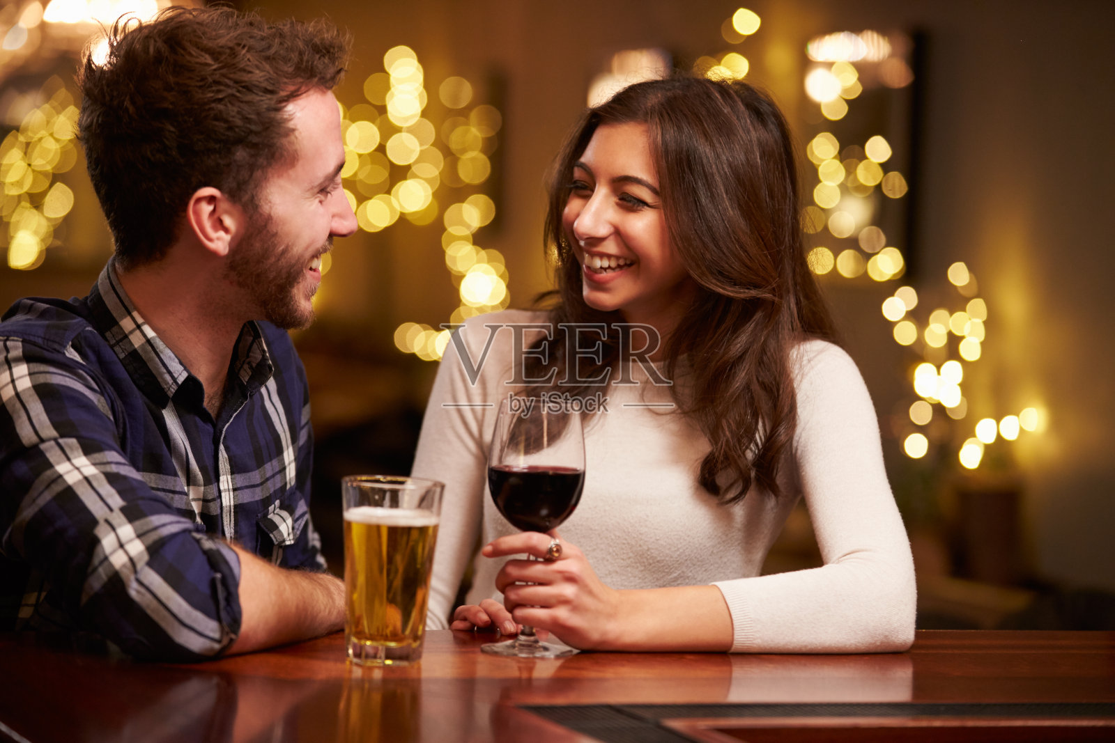 夫妇在酒吧享受晚上的饮料照片摄影图片