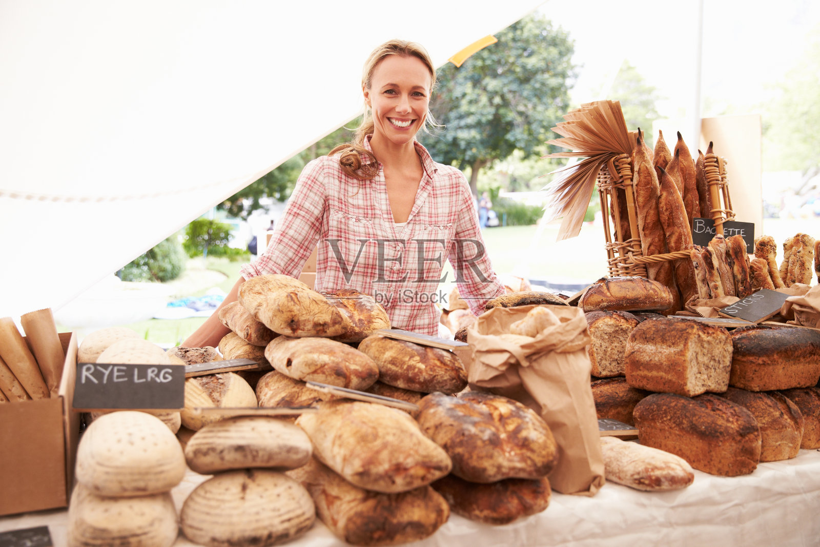 农家新鲜食品市场的女面包房摊主照片摄影图片