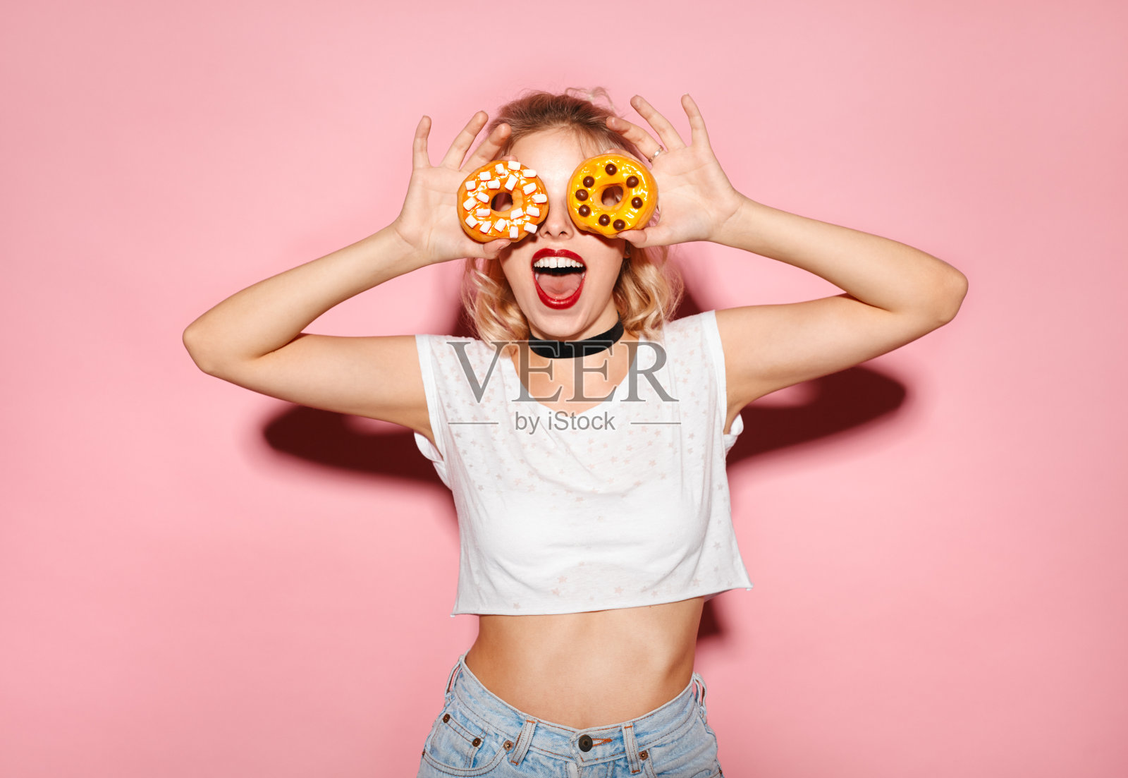 吃着甜甜圈的快乐女人照片摄影图片