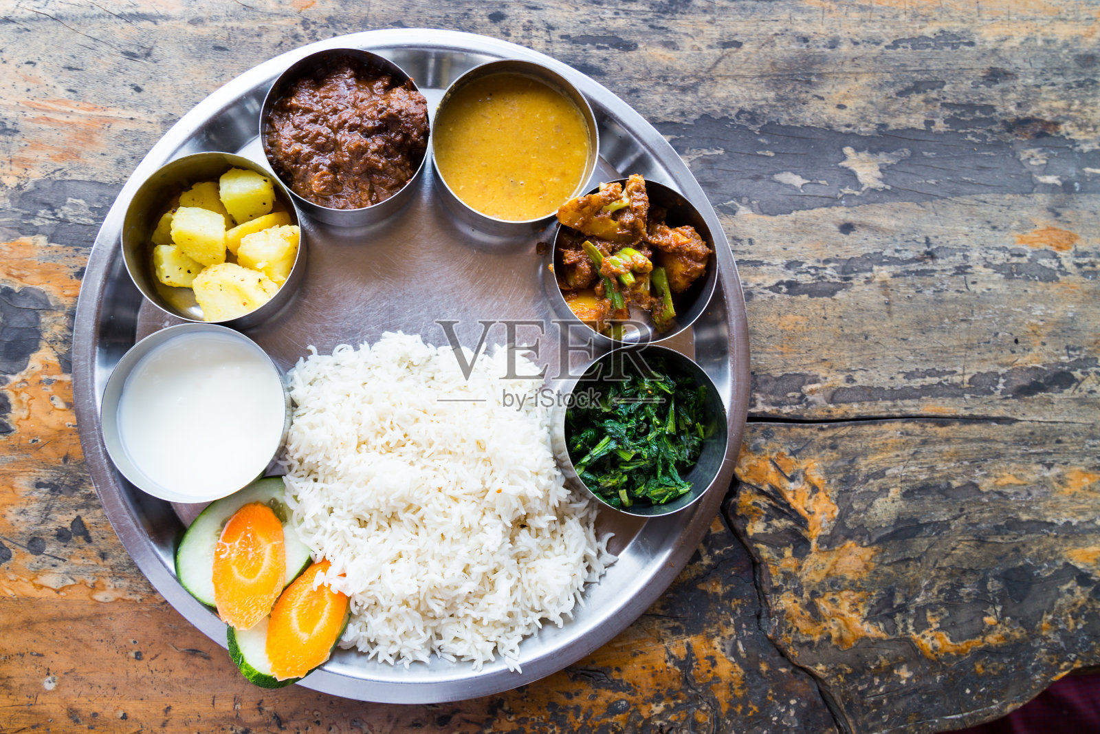 尼泊尔塔利饭配咖喱羊肉照片摄影图片