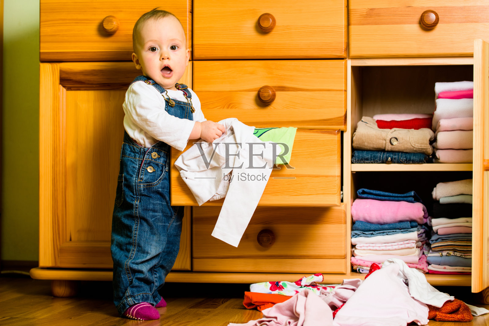 家庭杂务——宝宝会扔掉衣服照片摄影图片