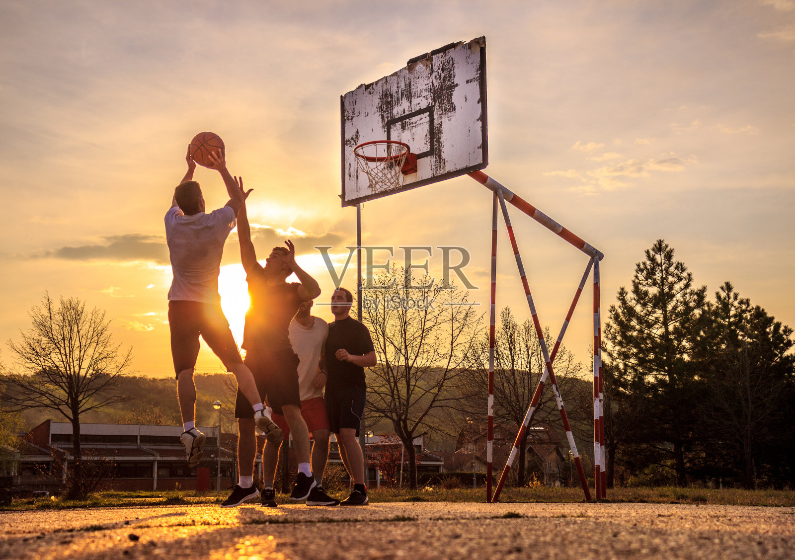 日落时分的街头篮球照片摄影图片