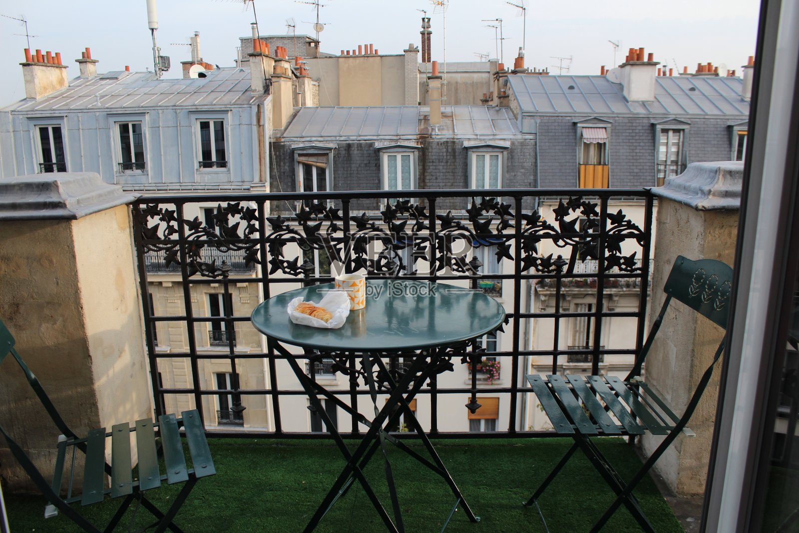 巴黎阳台上的早餐照片摄影图片