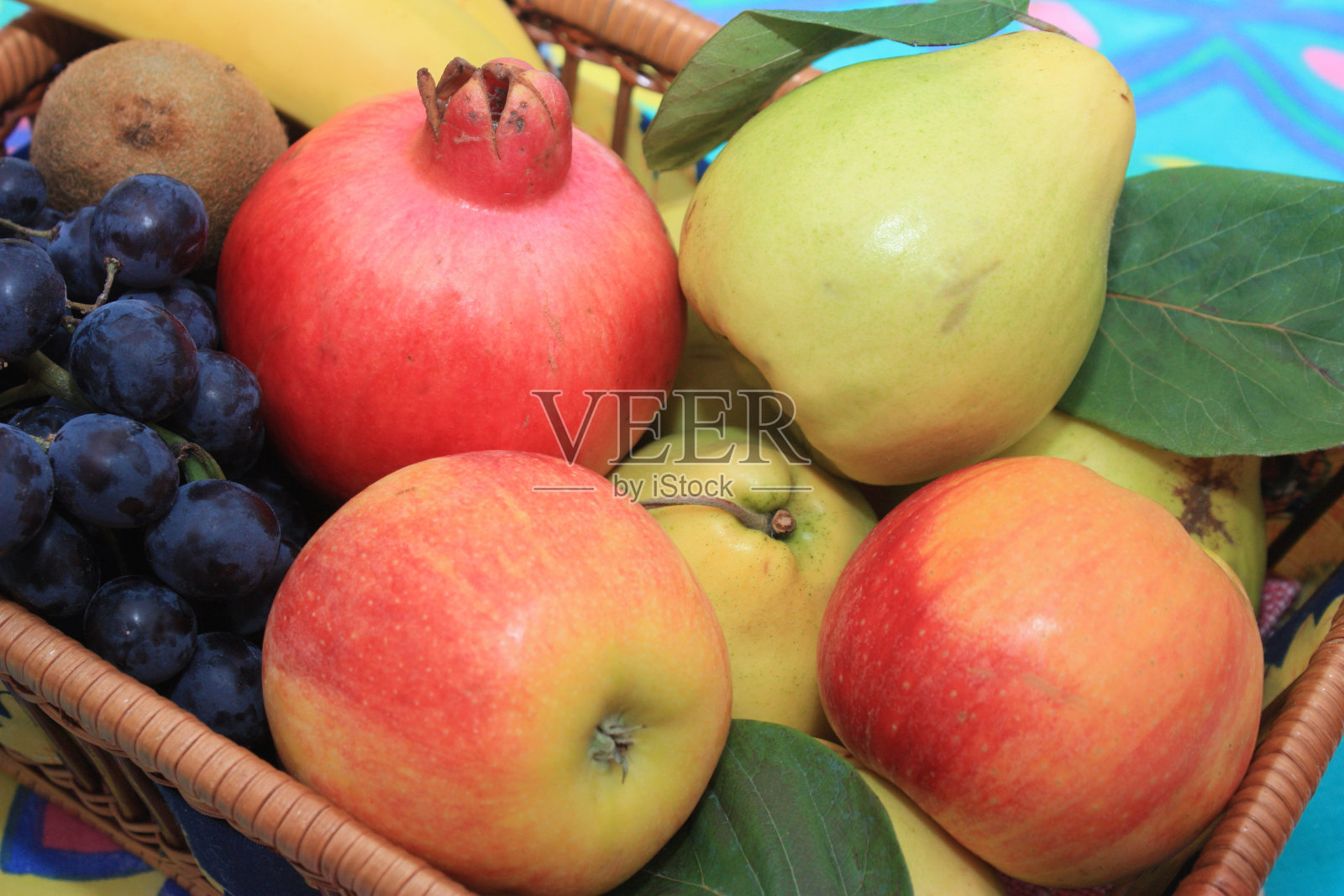 水果篮:苹果、苹果、格林纳达、黑葡萄照片摄影图片